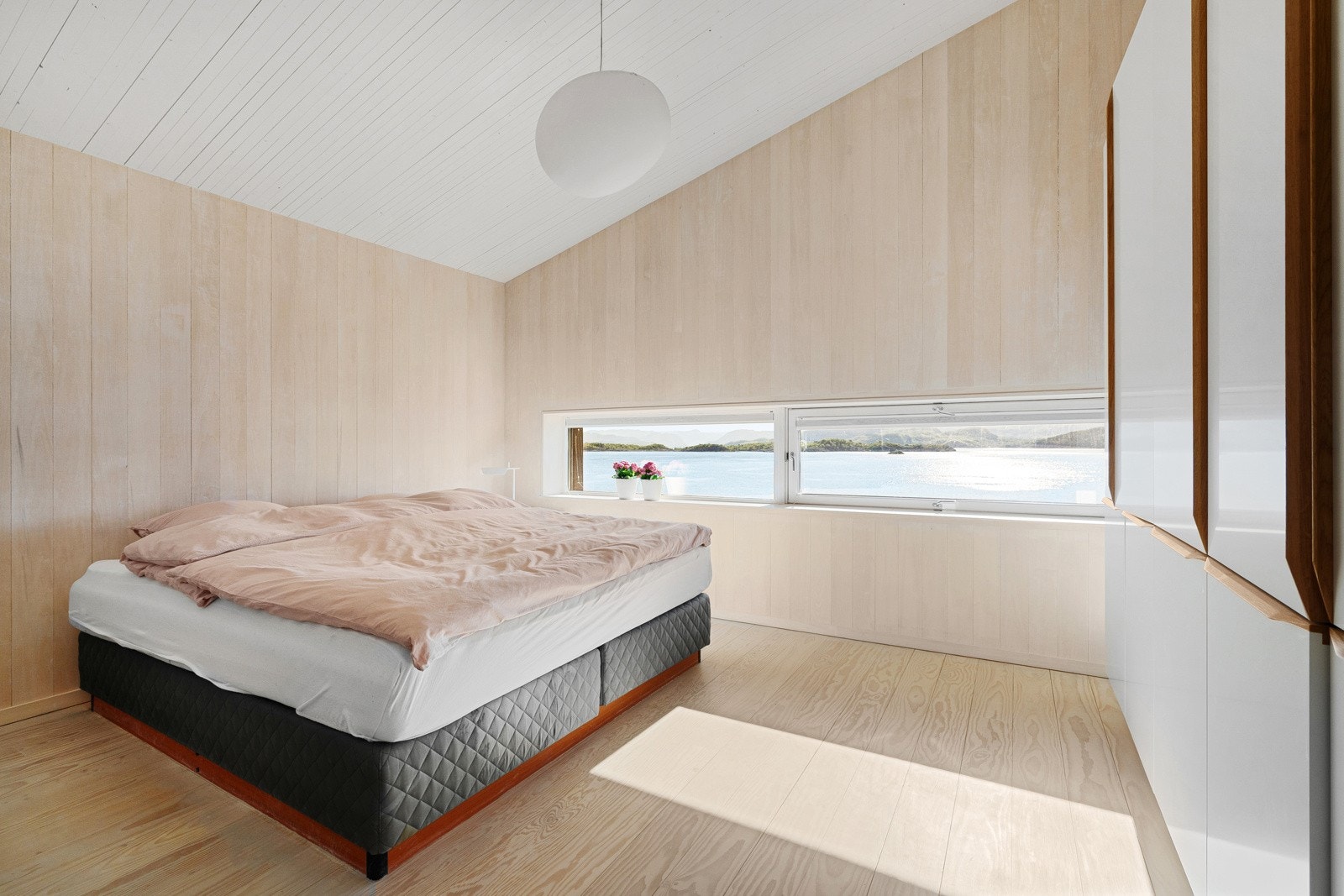 Vinduer som gjør at utsikten også kan nytes fra sengen. Galleribilde