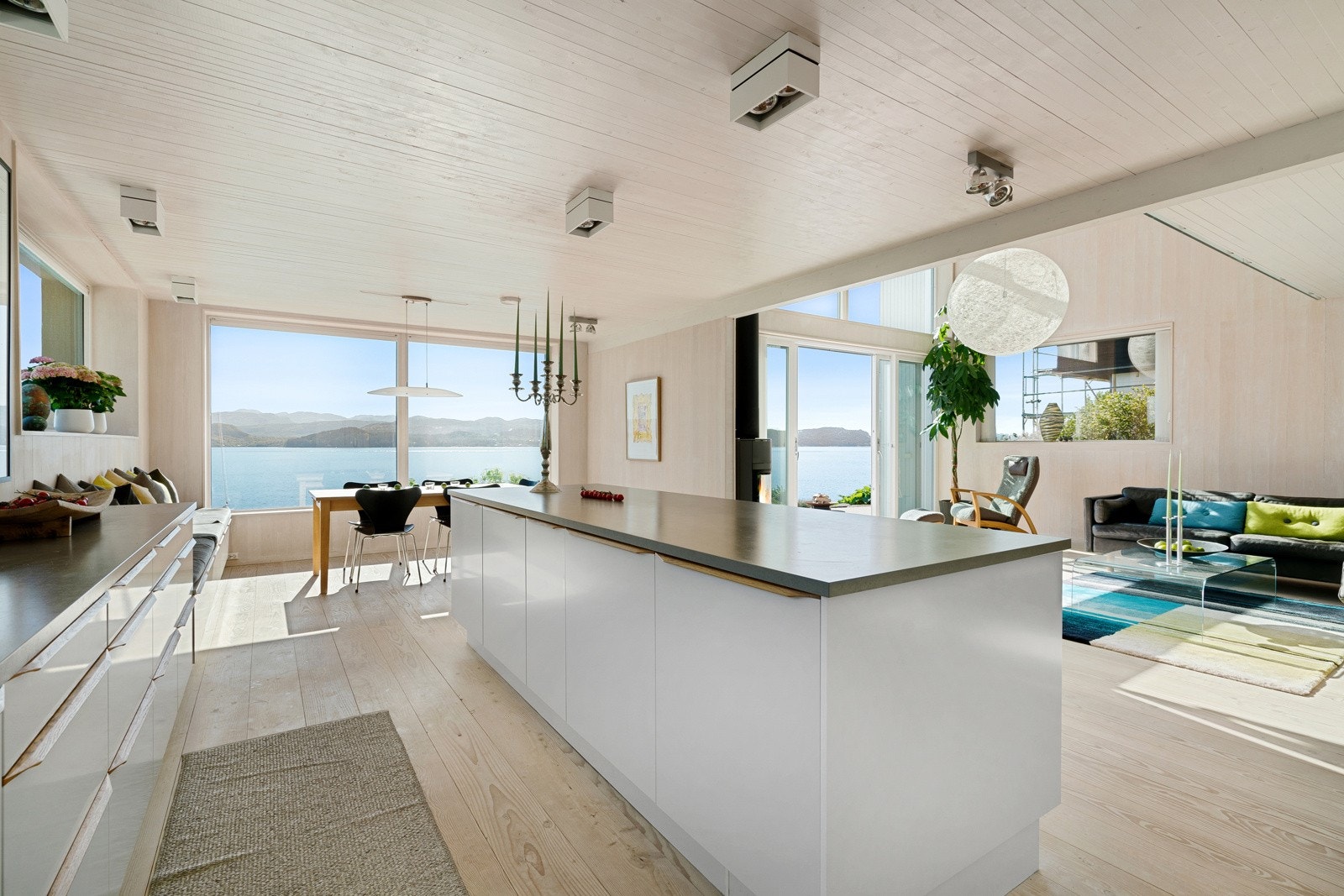 Kjøkken med kjøkkenøy, masse god benkeplass. Sosialt sted og med utsikt. Galleribilde