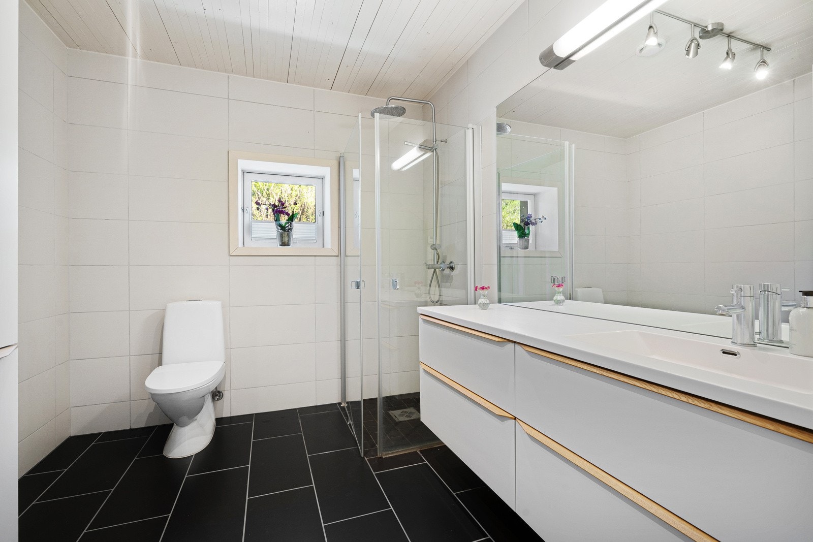 Baderom med gulvfliser og vannbåren gulvvarme Galleribilde