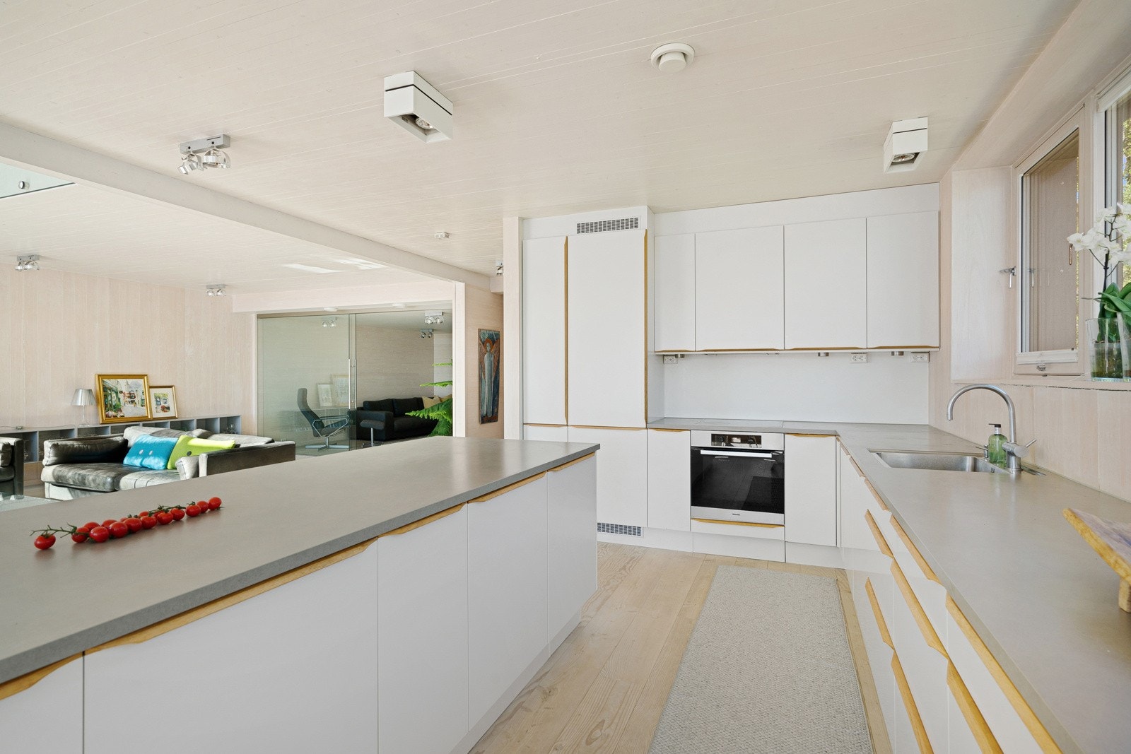 Masse god skap- og benkeplass på kjennenet. God belysning. Galleribilde