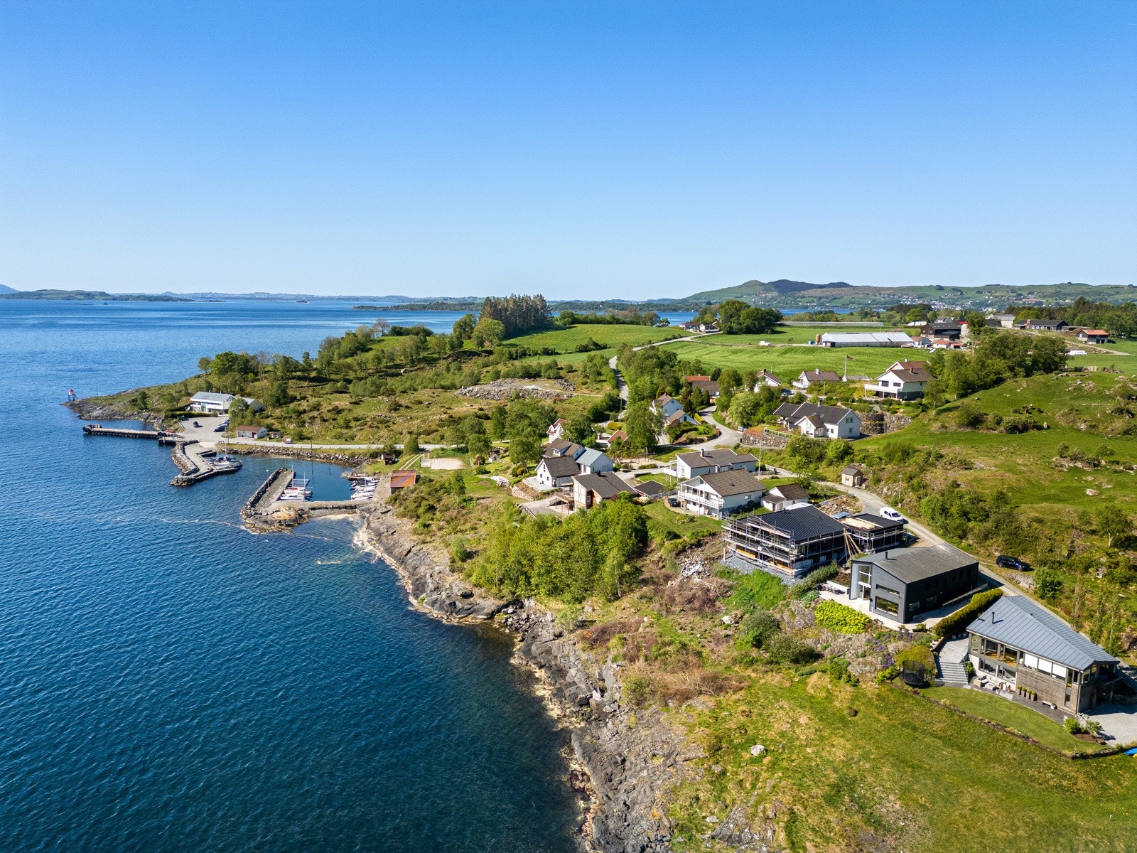 Eiendommen har tilhørende båtplass og naustbod i fellesanlegg like ved. Galleribilde