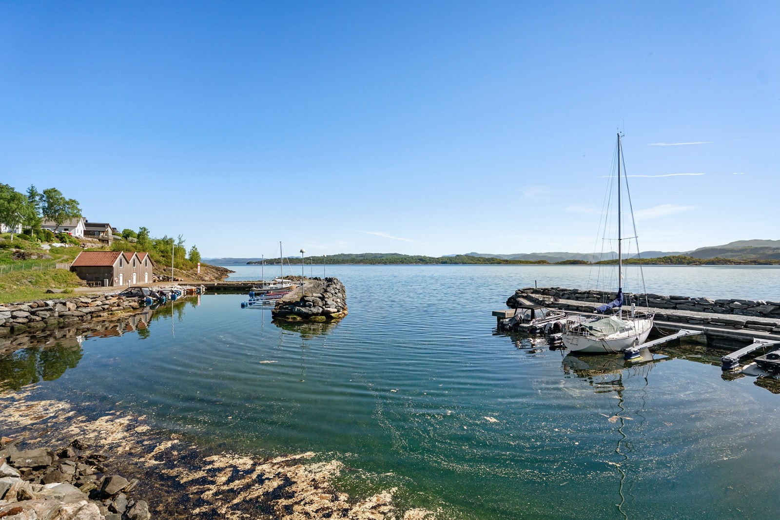 Båtplass i fellesanlegg. Naustbod i naust i bakgrunnen. Galleribilde