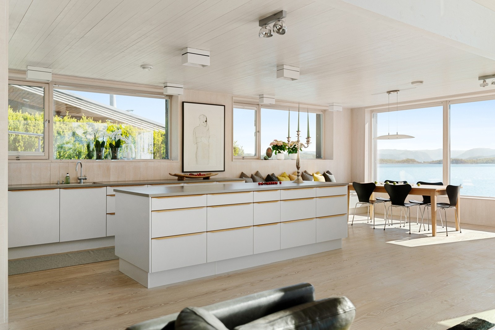 Rommelig kjøkken/ allrom Galleribilde