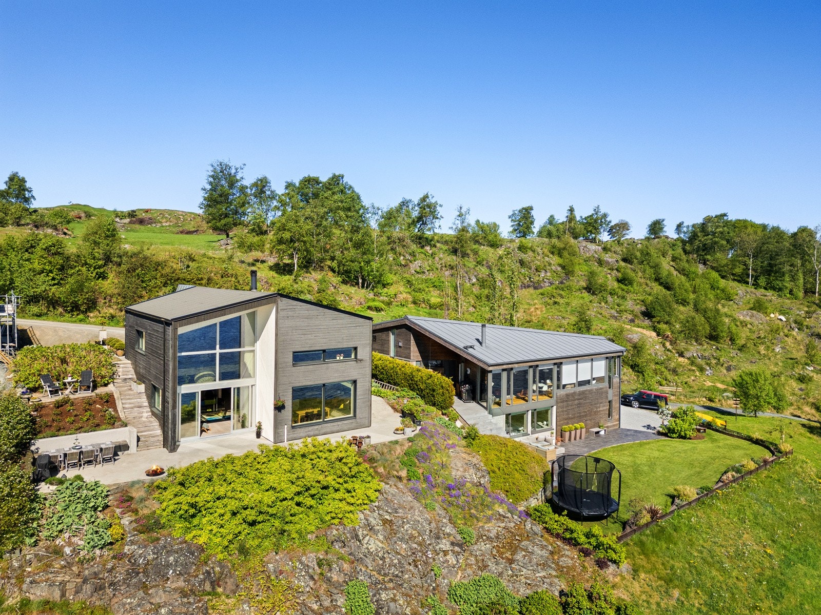 Pent beplantet tomt, som er delvis naturtomt. Galleribilde