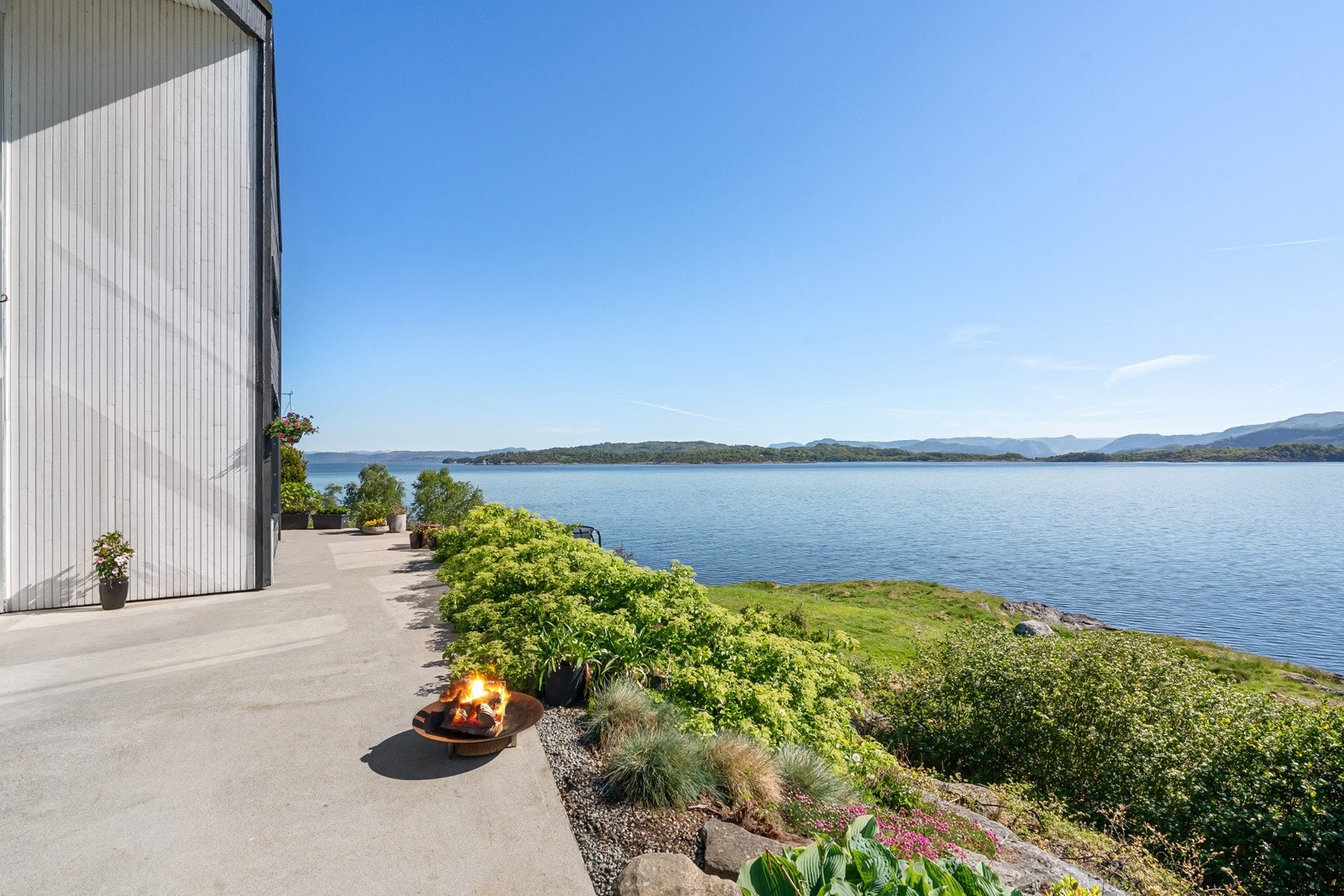 Terrasse i støpt betong. Delvis overbygd. Flott naturtomt. Galleribilde
