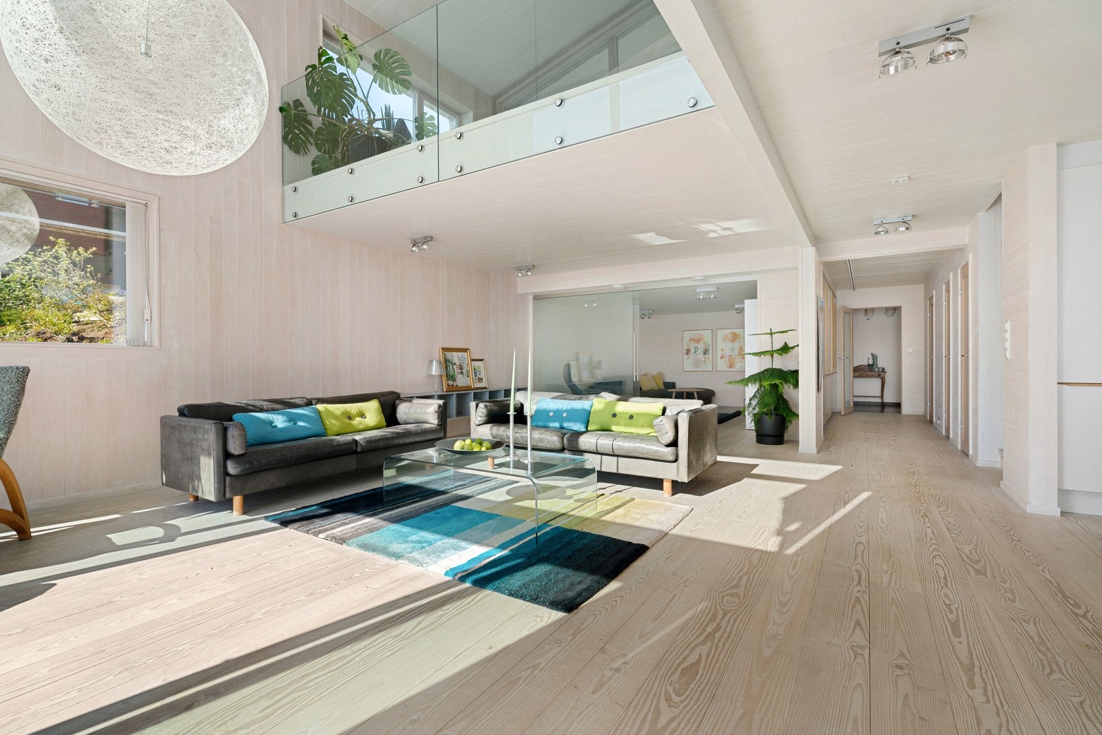 Fin løsning med åpent til mønet i deler av stuen Galleribilde