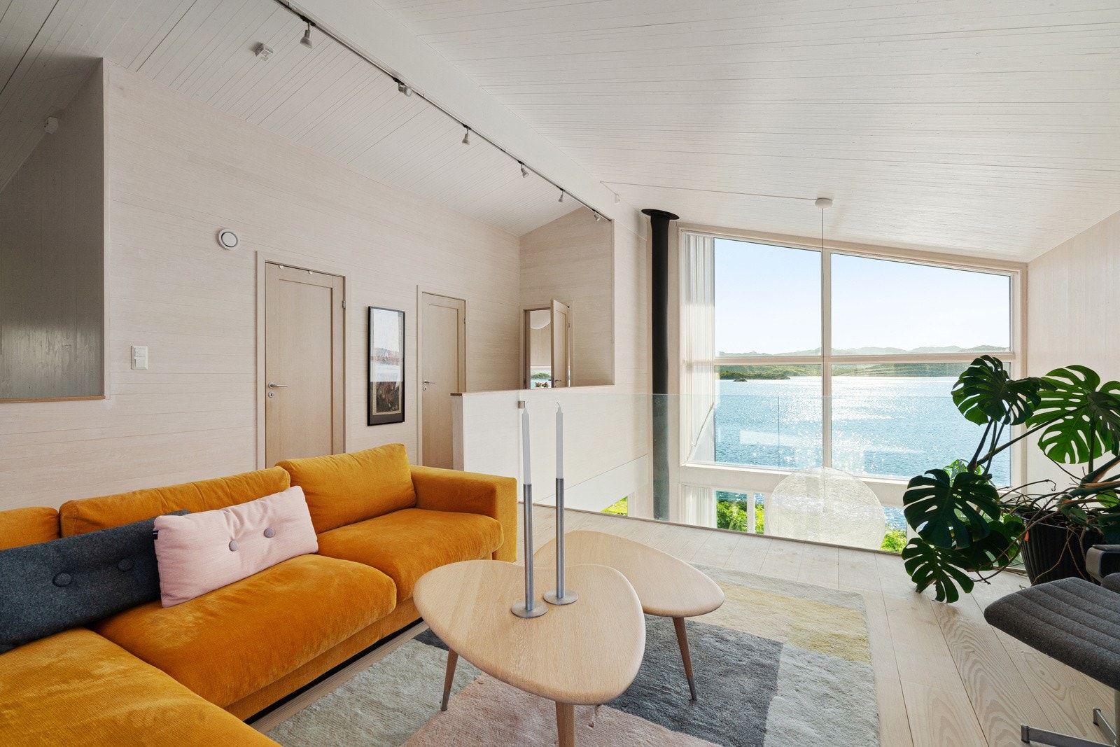 Inn fra stuen er det en privat avdeling med hovedsoverom, omkledningsrom og baderom Galleribilde