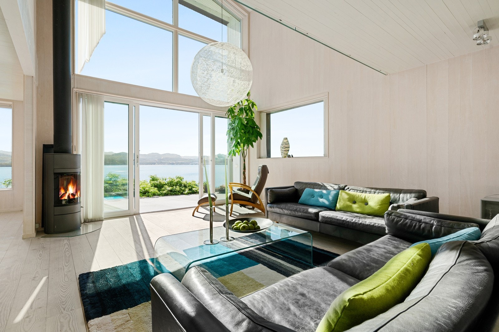 I stuen er det også installert peisovn. Mest for hyggen. Det er et varmt, godt hus. Galleribilde