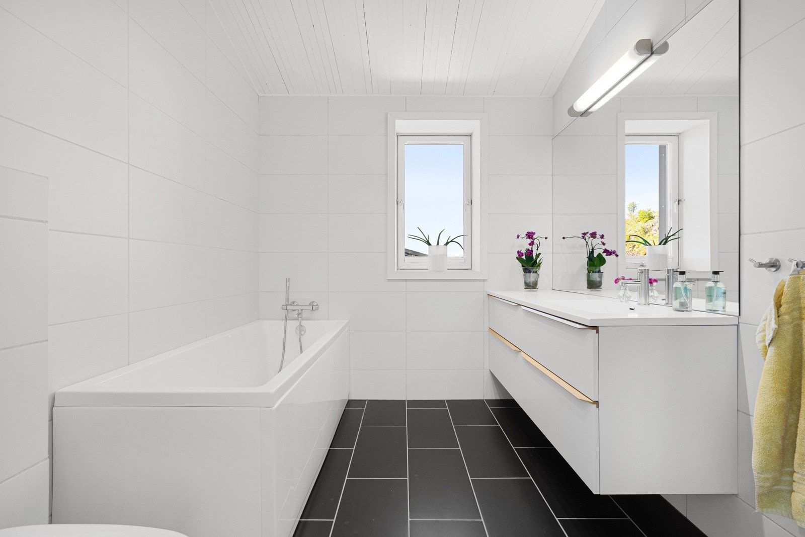 Baderom med badekar. Vannbåren gulvvarme i alle rom med gulvfliser. Galleribilde