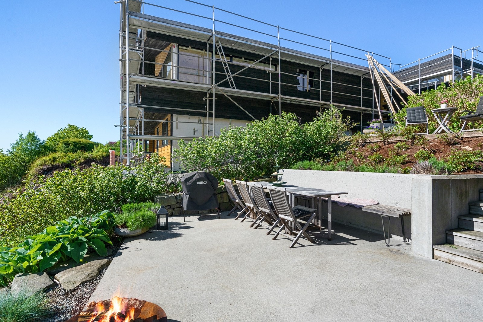 Stedbygd benk for rommelig spiseplass. Galleribilde