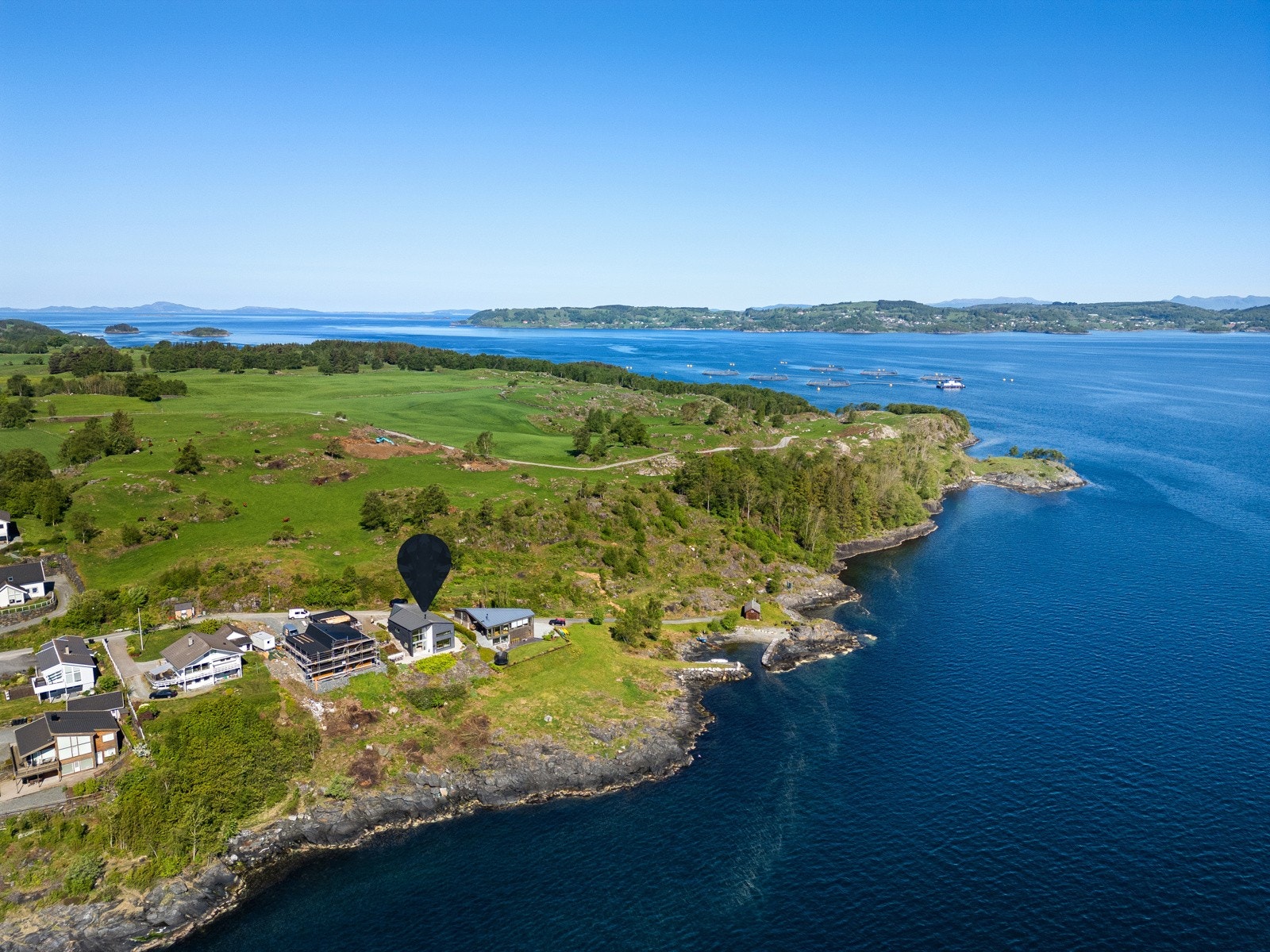 Talgje er landfast (gratis via Finnfast), og det tar ca. 35 minutter med bil til Stavanger. Galleribilde