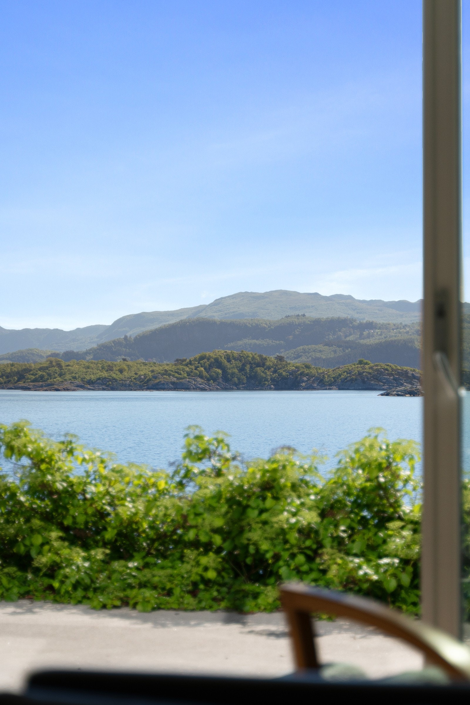 Herlig å kunne gå rett ut fra stuen/kjøkkenet. Eller bare sitte inne og se ut. Galleribilde