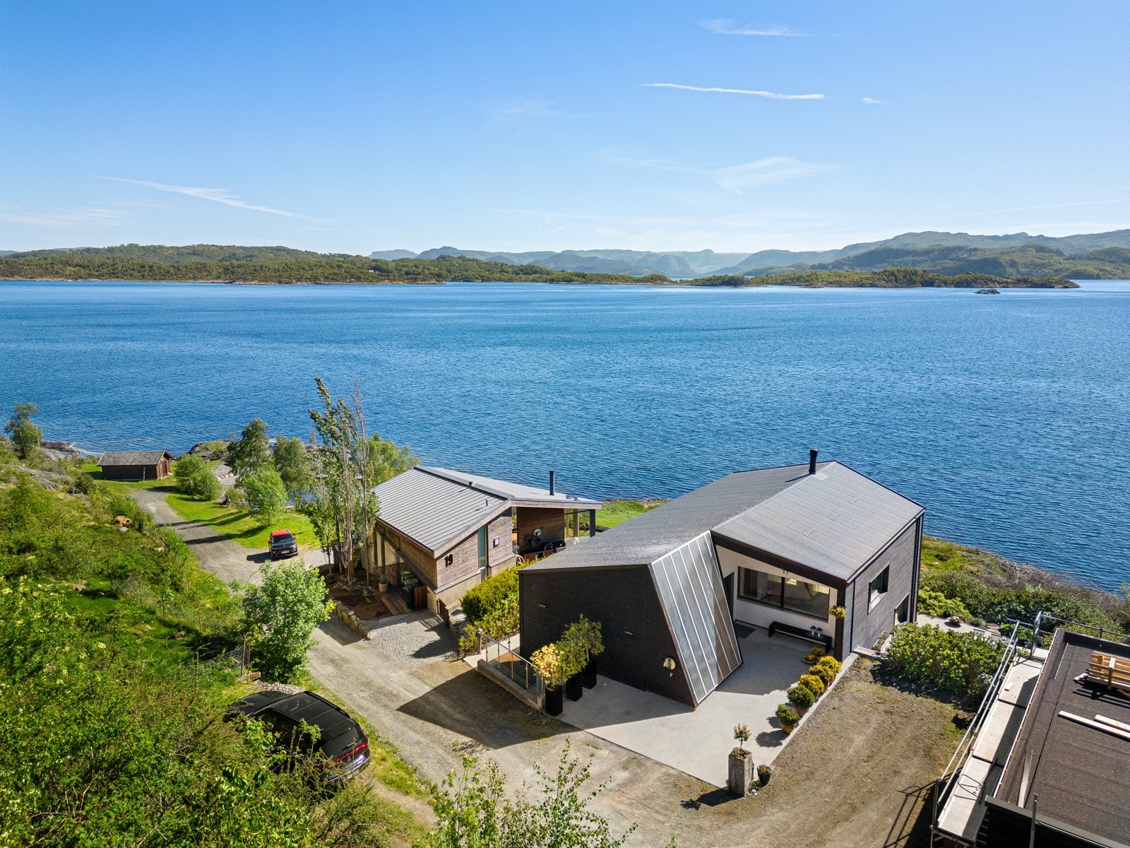 Yttervegger, tak og gulv mot grunn er ekstra godt isolert, ekstra godt isolerte vinduer. Galleribilde