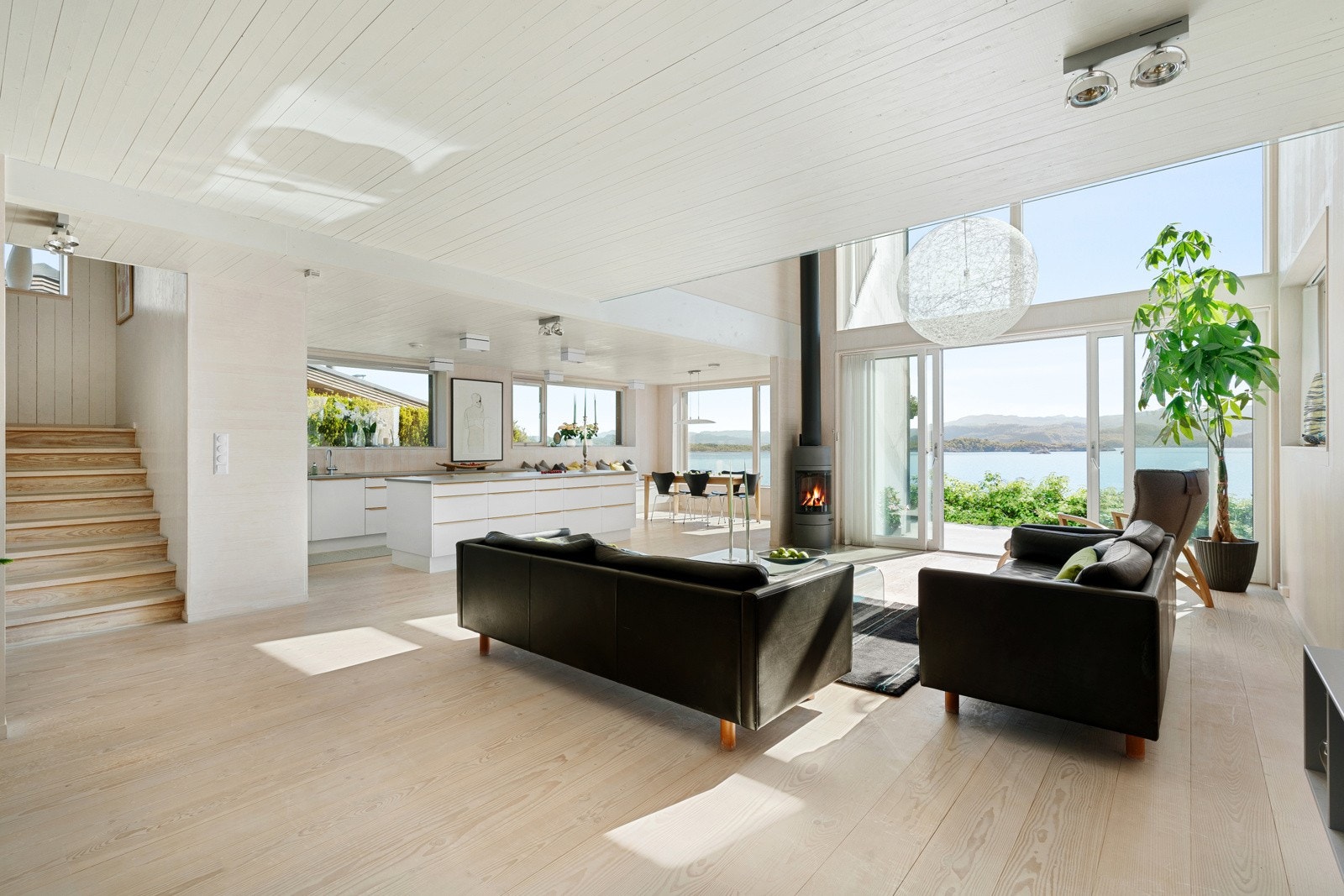 Rommelig stue med åpen kjøkkenløsning Galleribilde