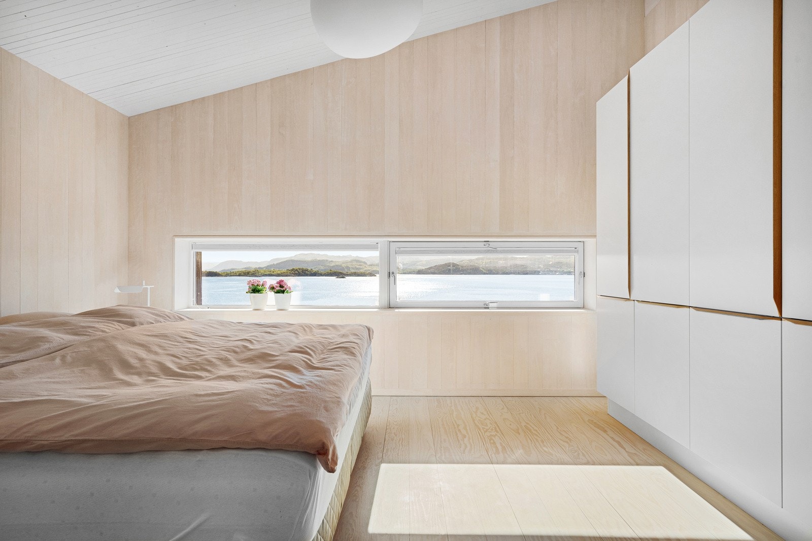 Hovedsoverom med god takhøyde og godt med garderobeskap Galleribilde