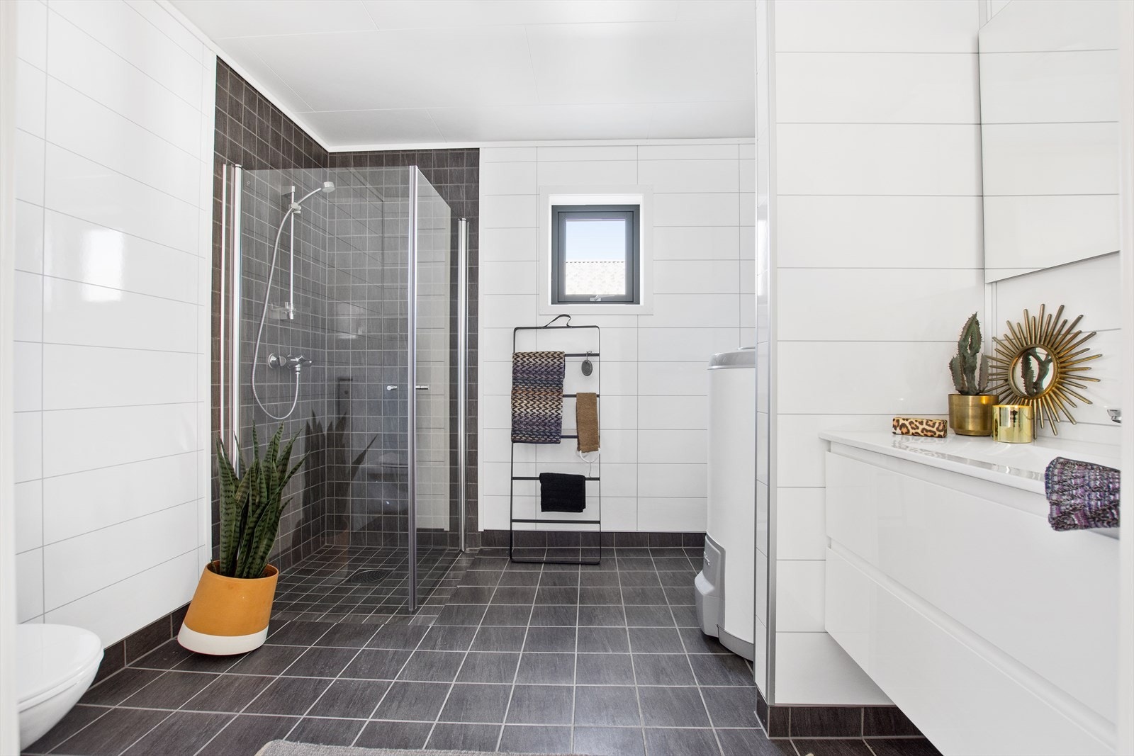 Badet har en luftig romfølelse og byr på god plass for skap og vaskemaskin. (Bildet er fra en tilsvarende leilighet levert av Gauldal Utbygging.) Galleribilde