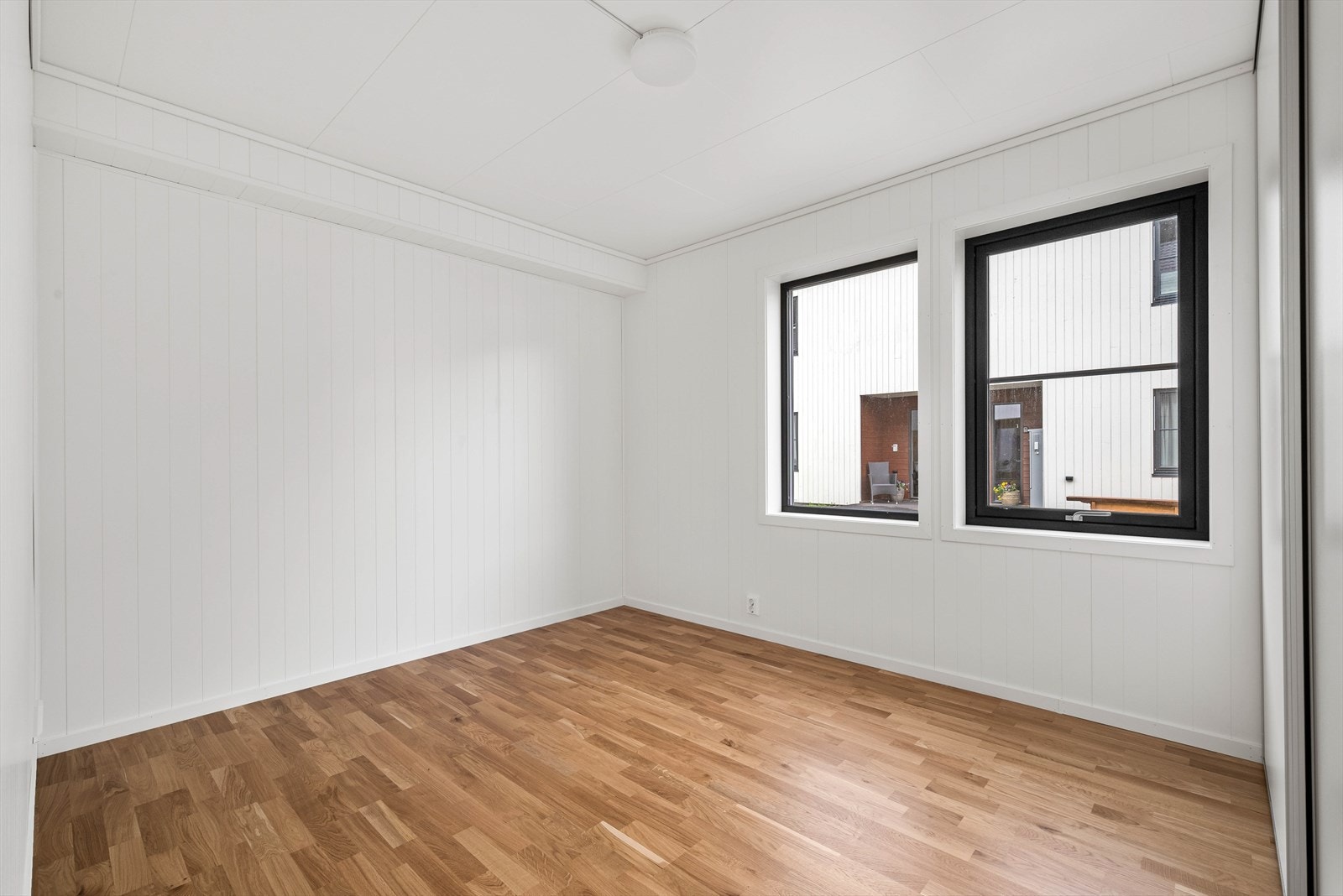 Soverommene er på respektive 12 og 7,8 kvm. Det største soverommet leveres med skyvedørsgarderobe. Galleribilde