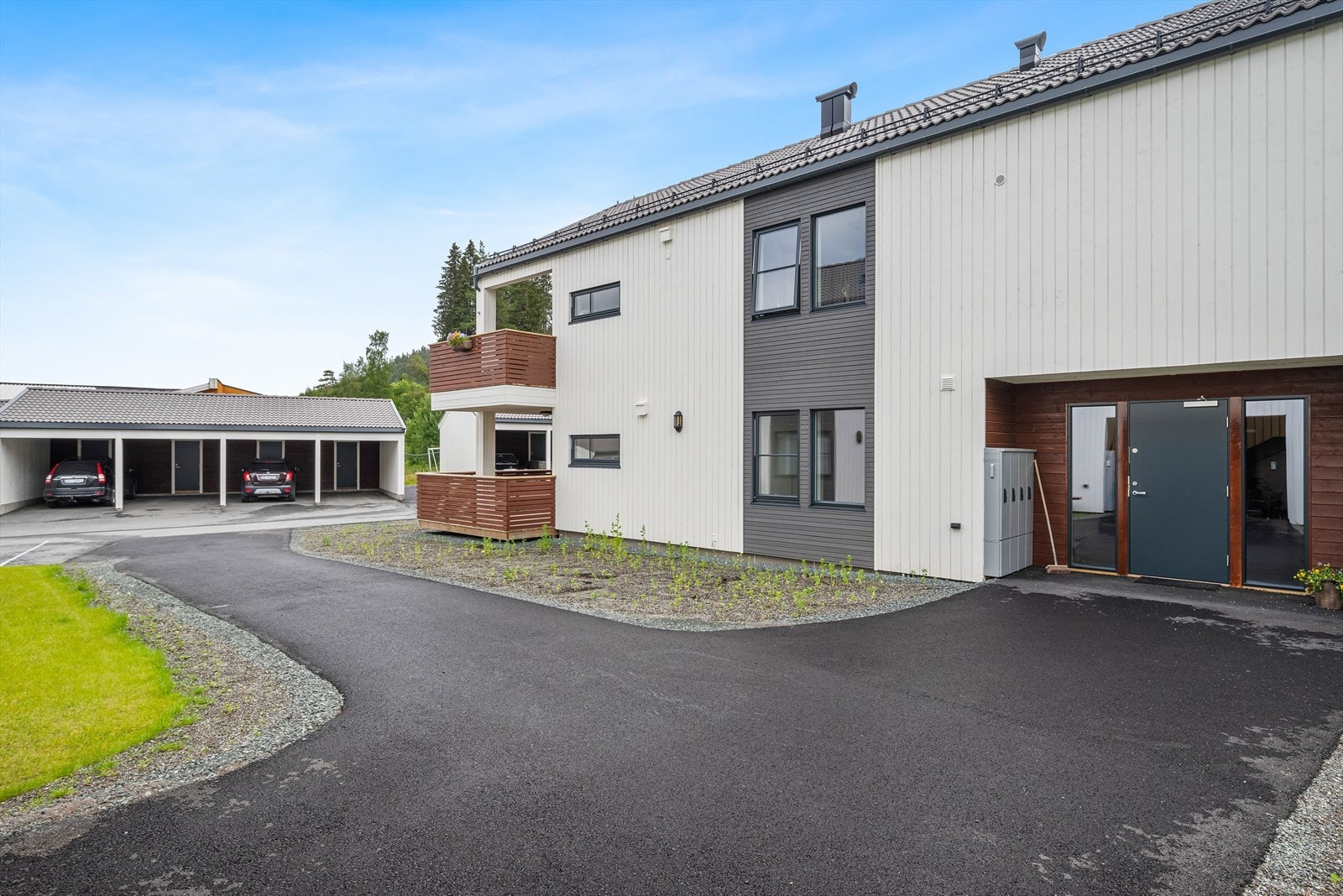 Bygget har felles inngansparti inn til felles gang, så her slipper du ikke kulda inn i leiligheten når du skal ut om vinteren. Galleribilde