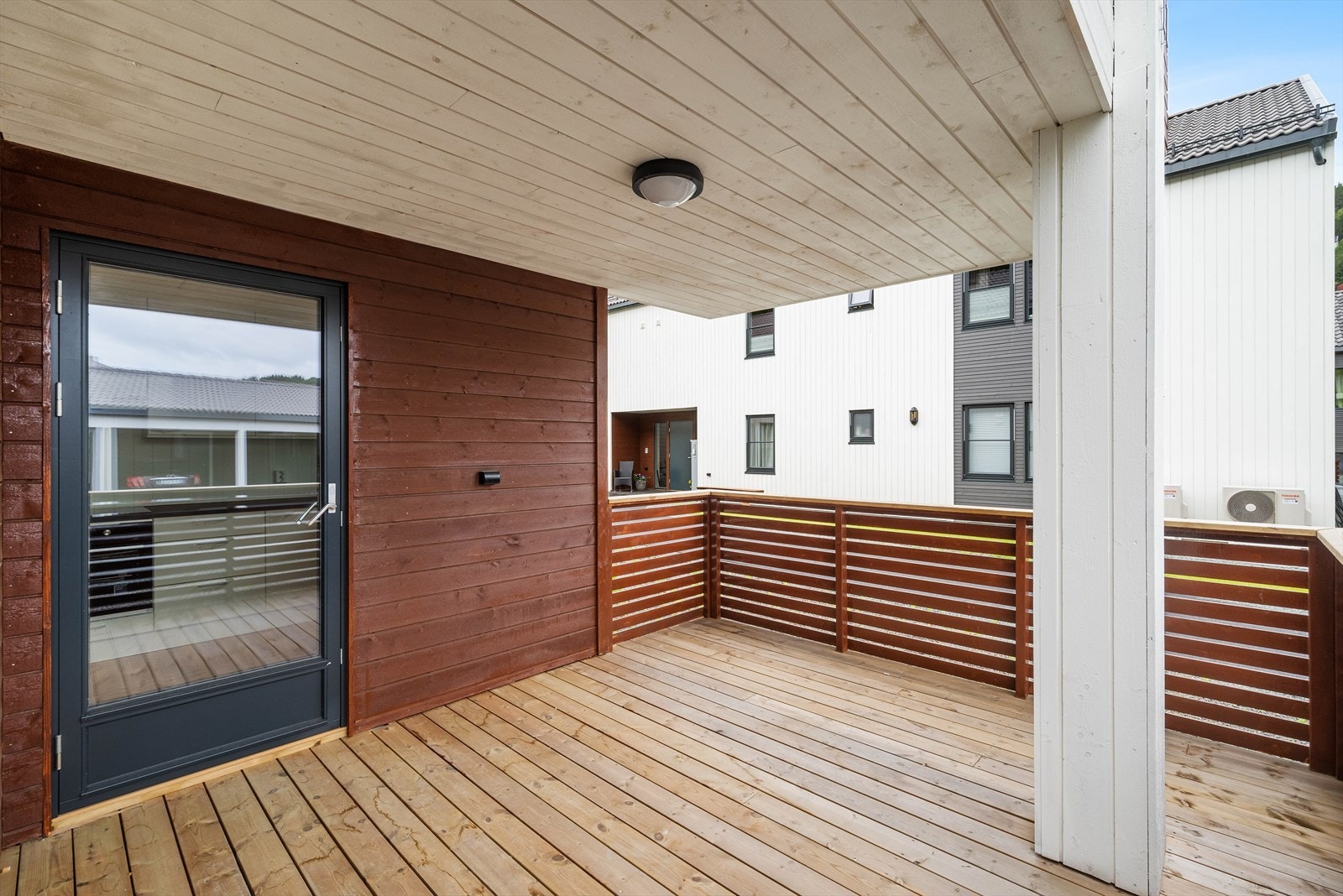 Terrassen er det perfekte samlingsstedet for måltider på varme sommerdager. Galleribilde