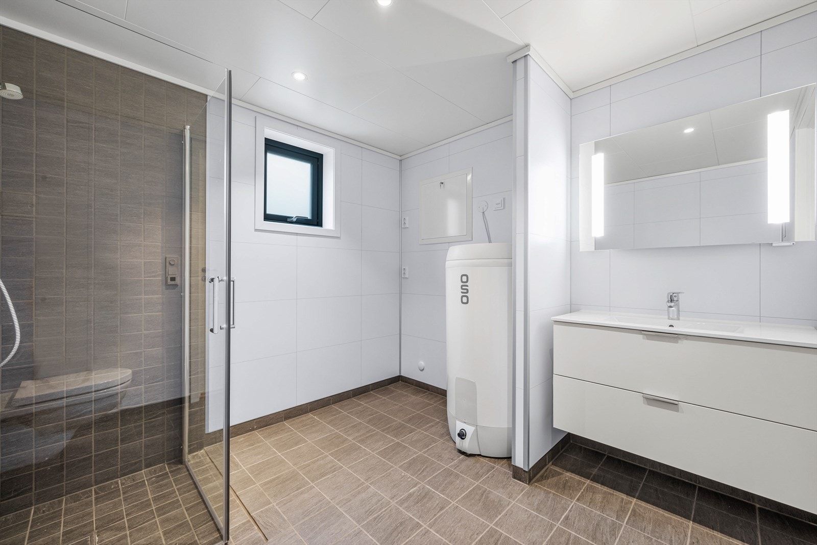 Det lekre badet har flislagte gulv og vegger, og det er varmekabler i gulv. Galleribilde