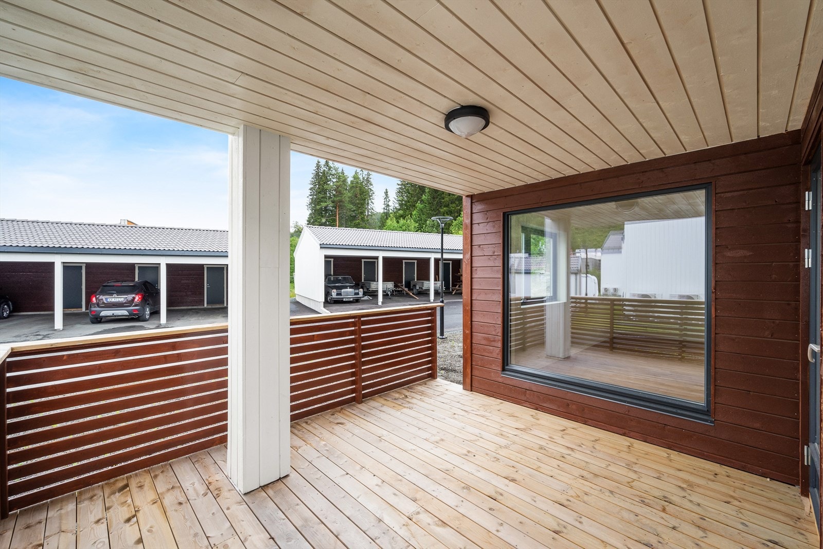 Takoverbygg gjør det mulig å oppholde seg ute med tørre klær, selv på nedbørsdager. Galleribilde