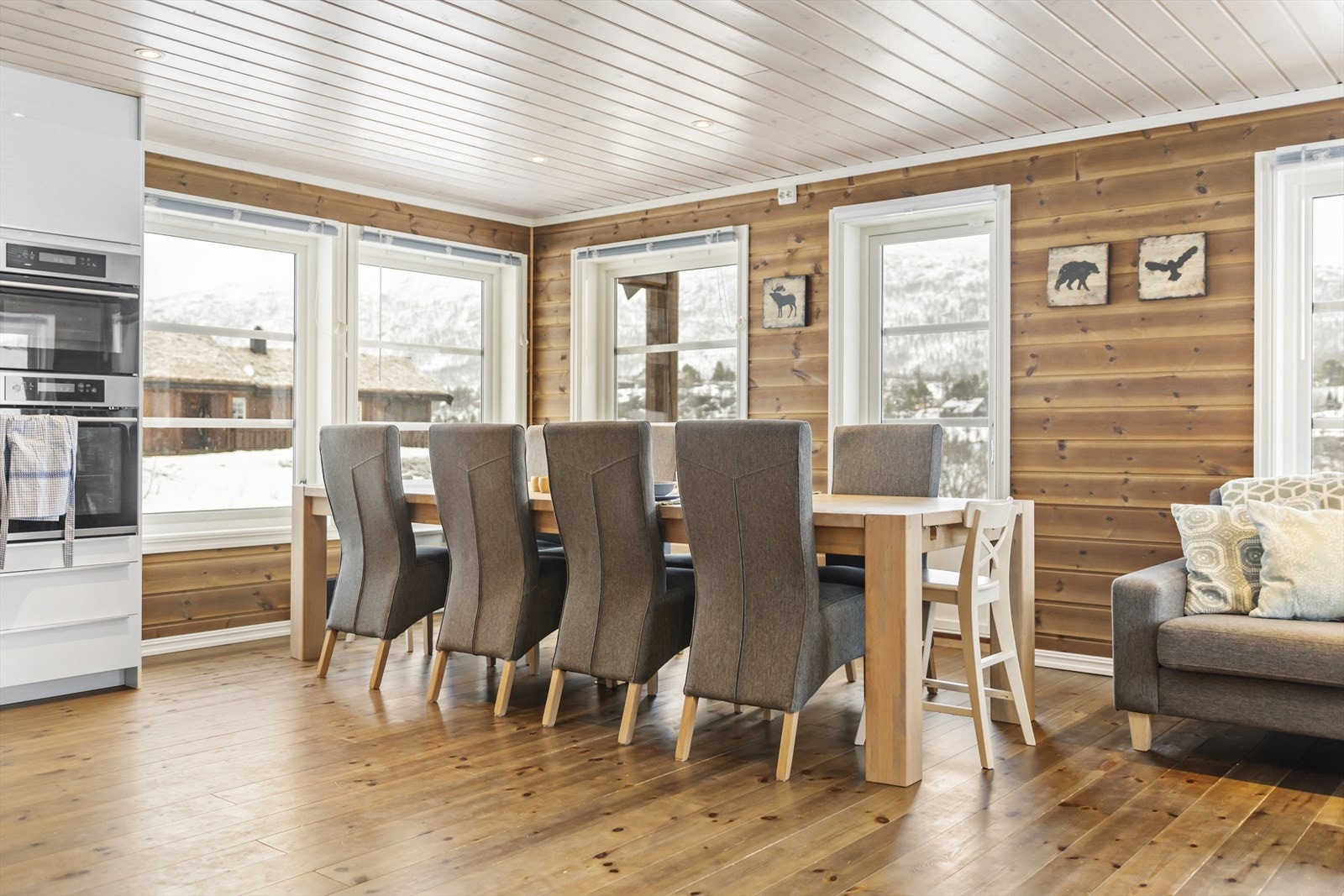 Rundt spisebordet er det plass til hele familien Galleribilde