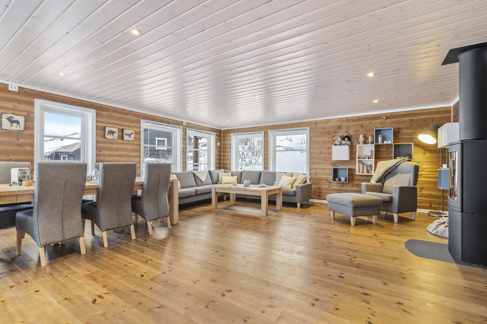 Videre inn stuen er det store vinduer som gir rikelig med lysinnslipp. Galleribilde