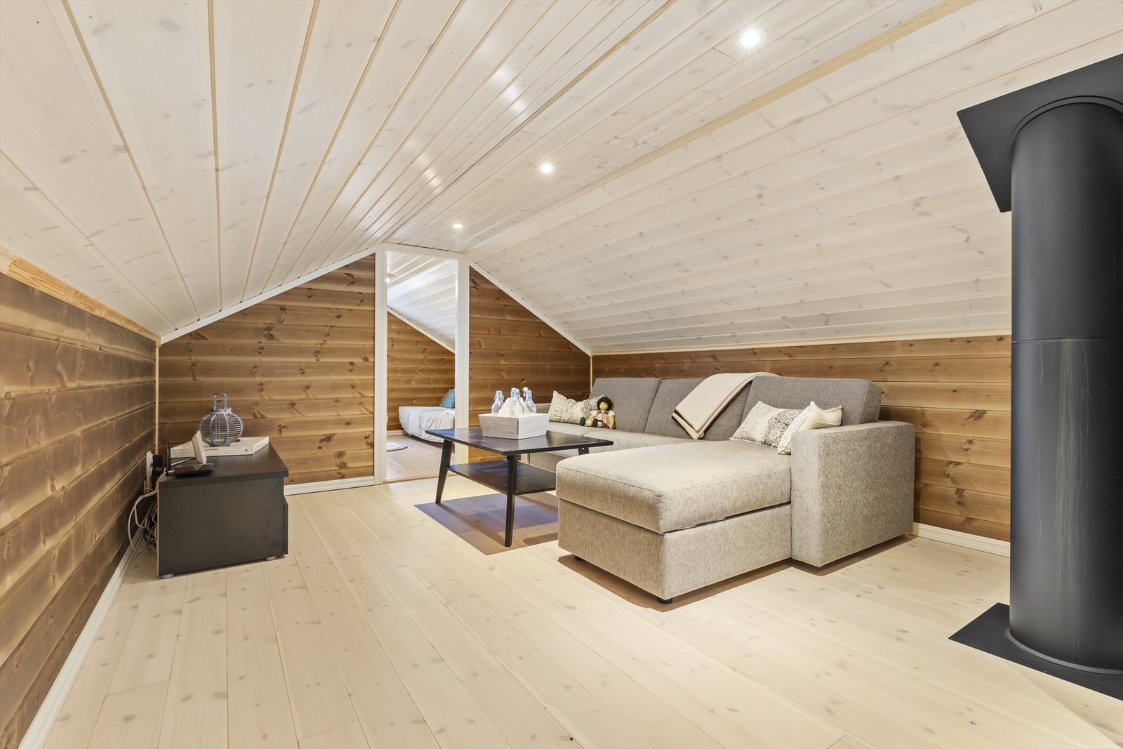 Hyttens loftstue er en perfekt plass å trekke seg tilbake i. Galleribilde