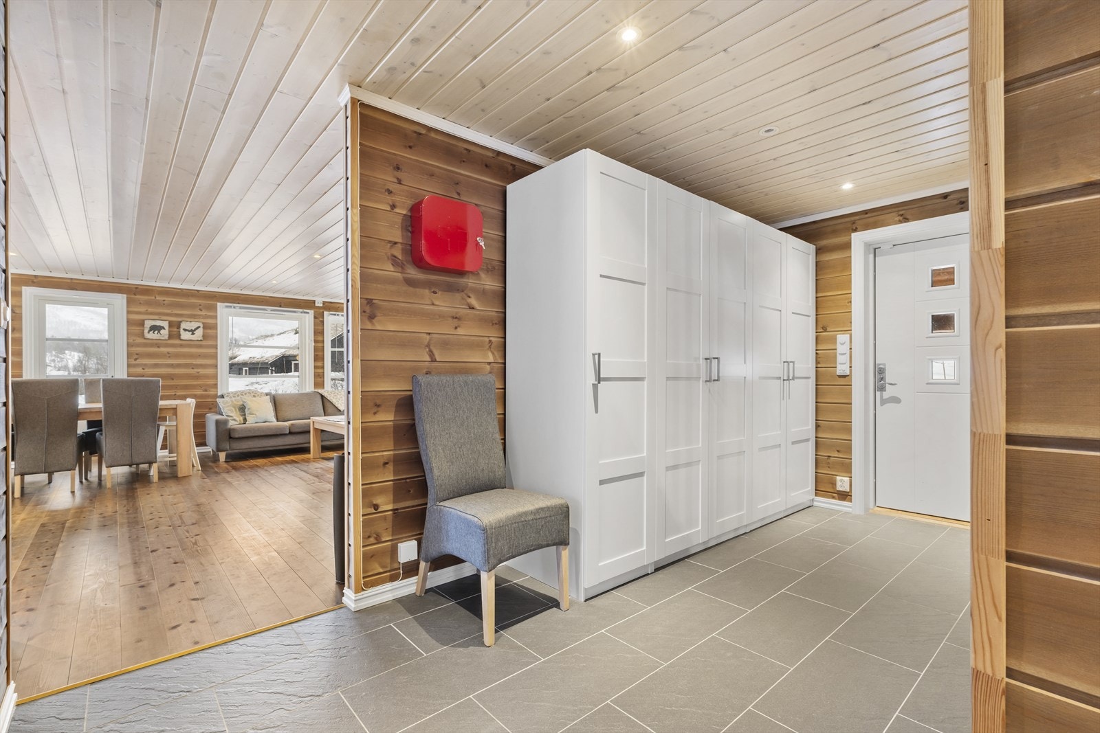 Gangen er av god størrelse, med plass til diverse oppbevaring Galleribilde