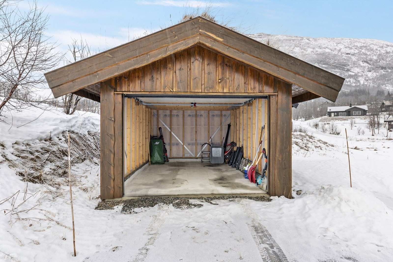 Frittliggende garasje med opparbeidet innkjørsel Galleribilde