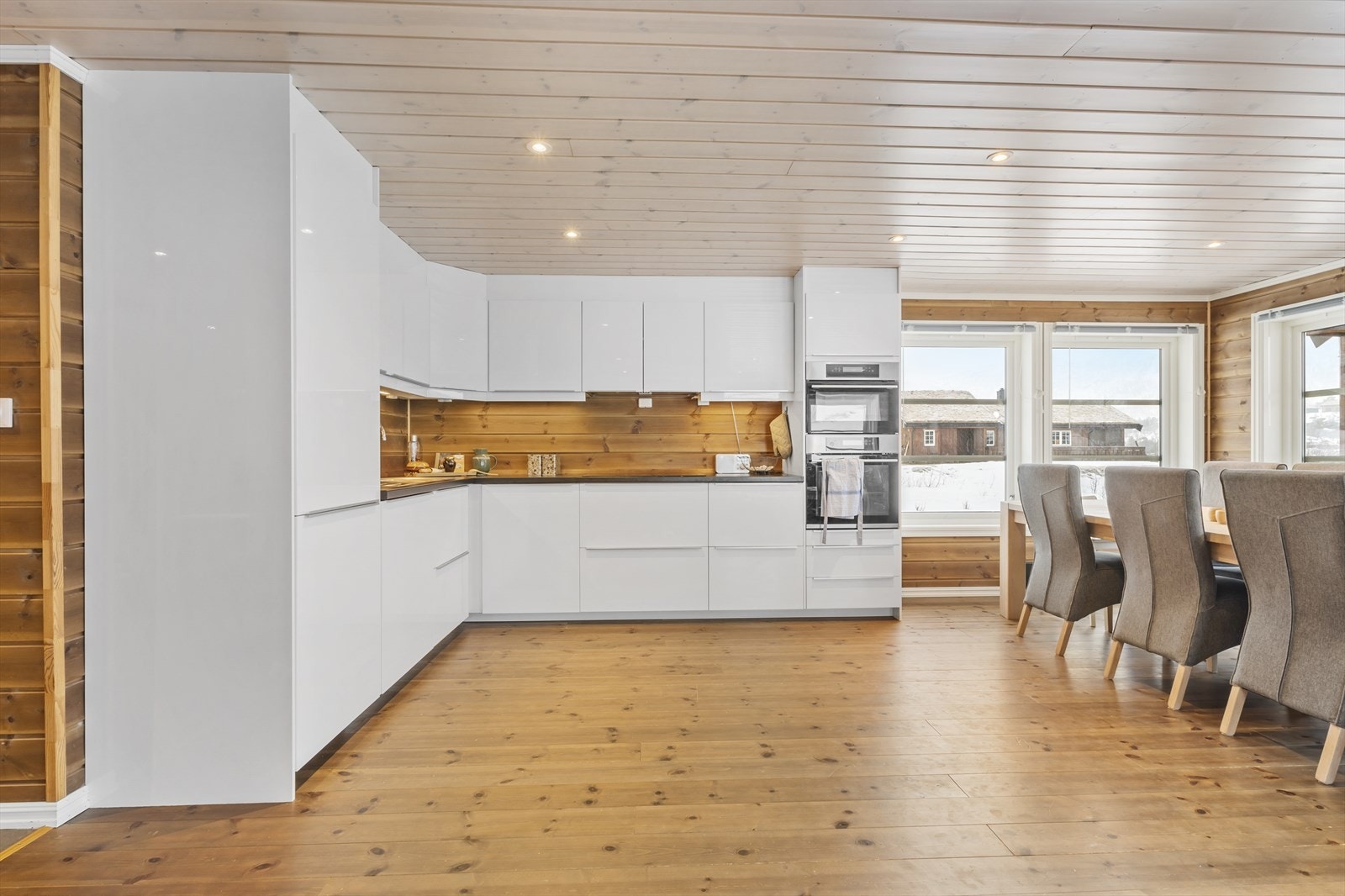 Høyglans kjøkken levert av Ikea Galleribilde