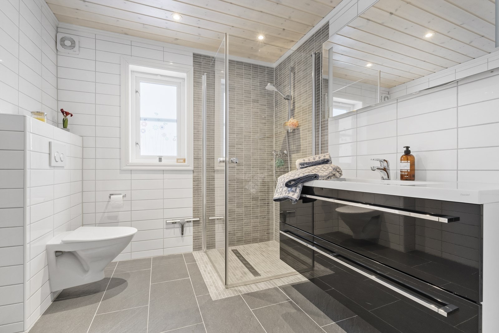 Baderommet i første etasje er helflisert med varmekabler i gulv. Galleribilde