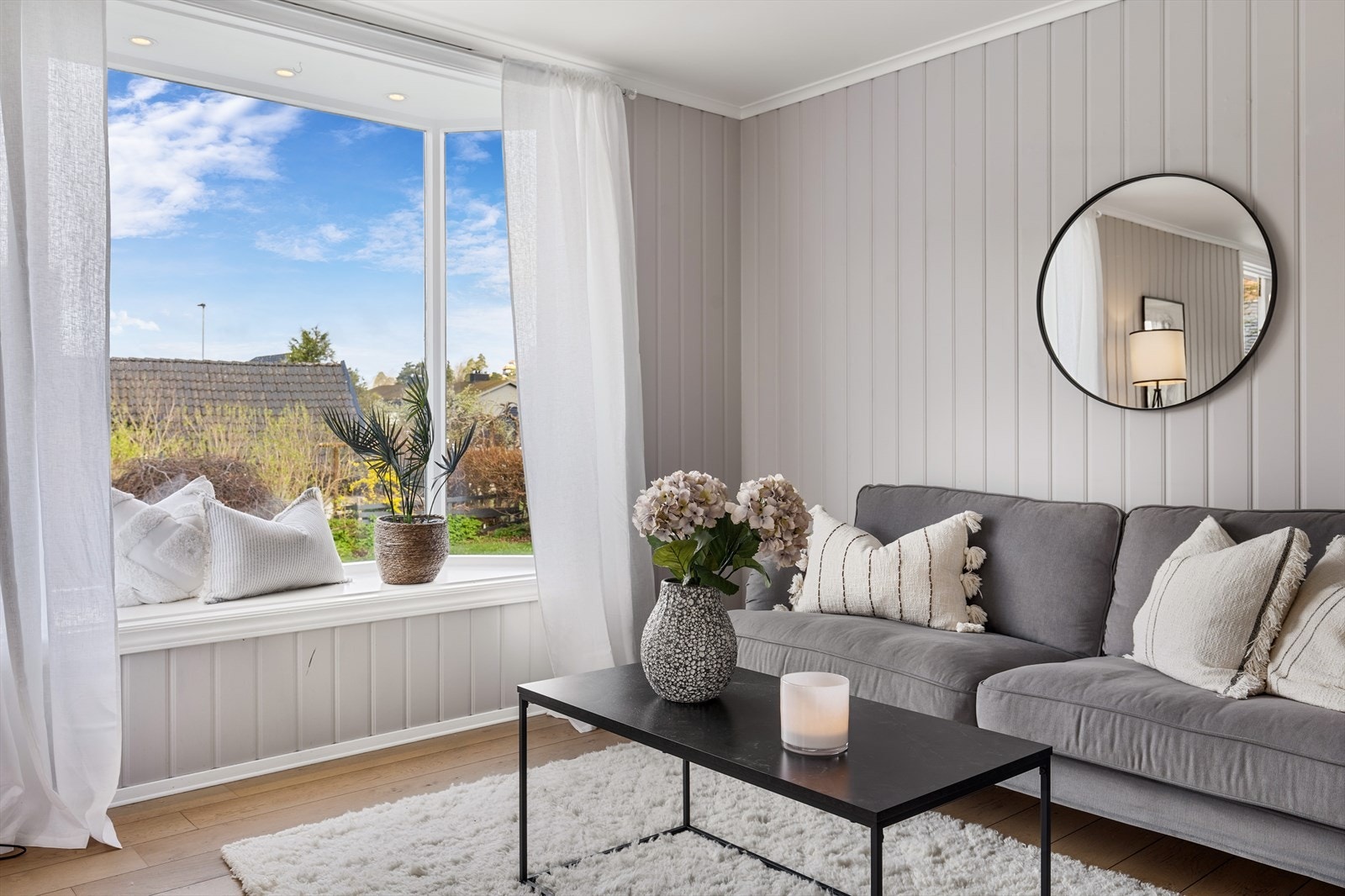 Flott stue med store vinduer Galleribilde