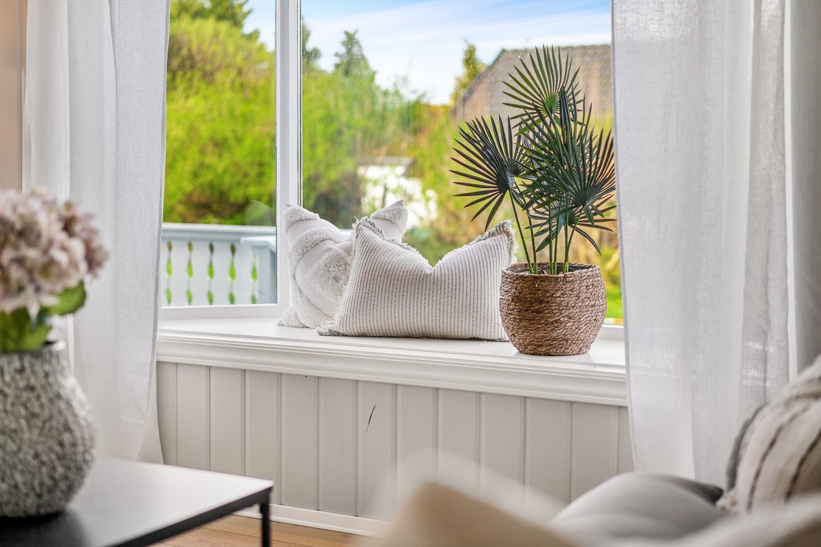 Et større vindu ut mot hagen Galleribilde