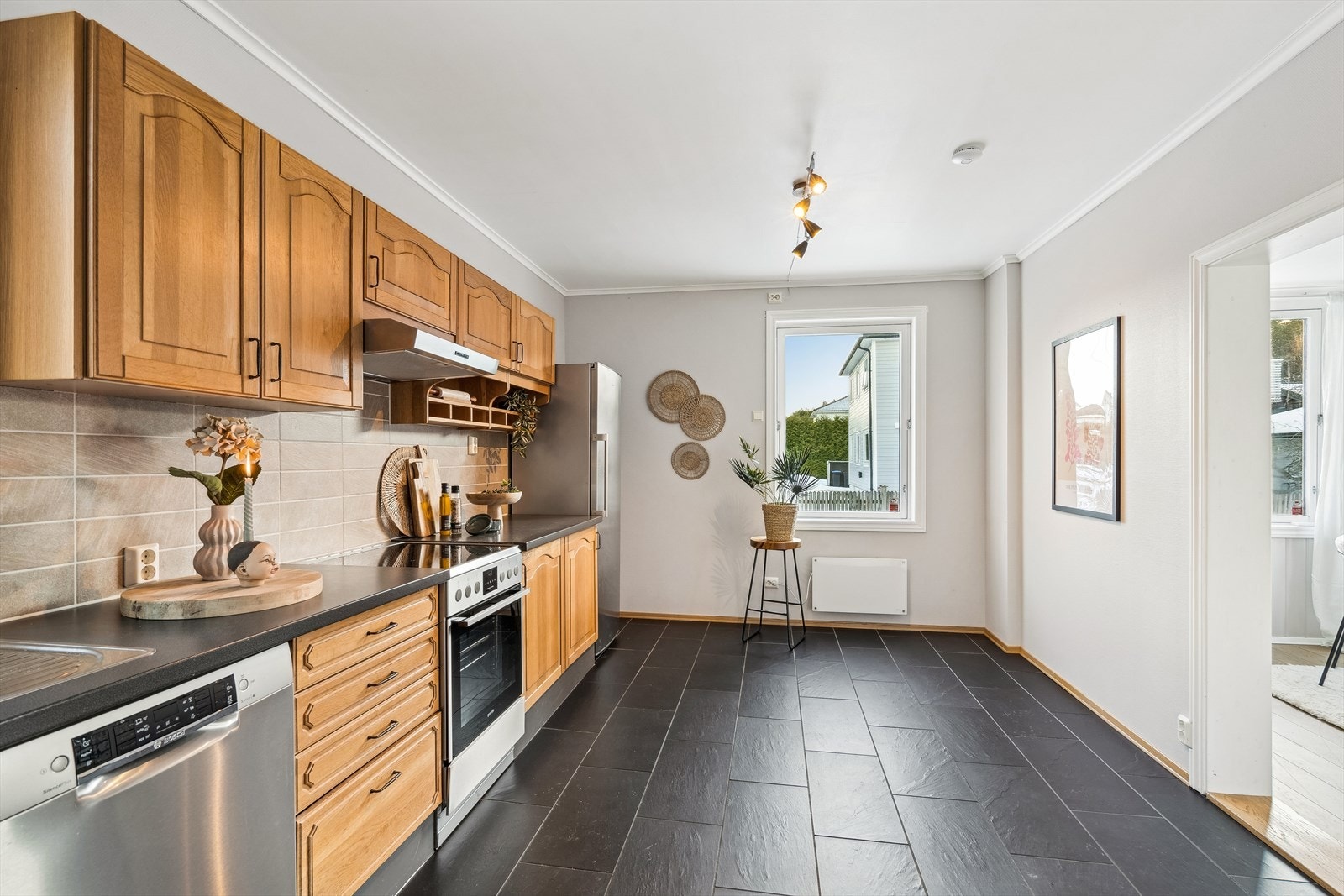 God skapplass, men plass til mer til den som måtte eie alle bestikk, serviser og glass som IKEA har å tilby Galleribilde