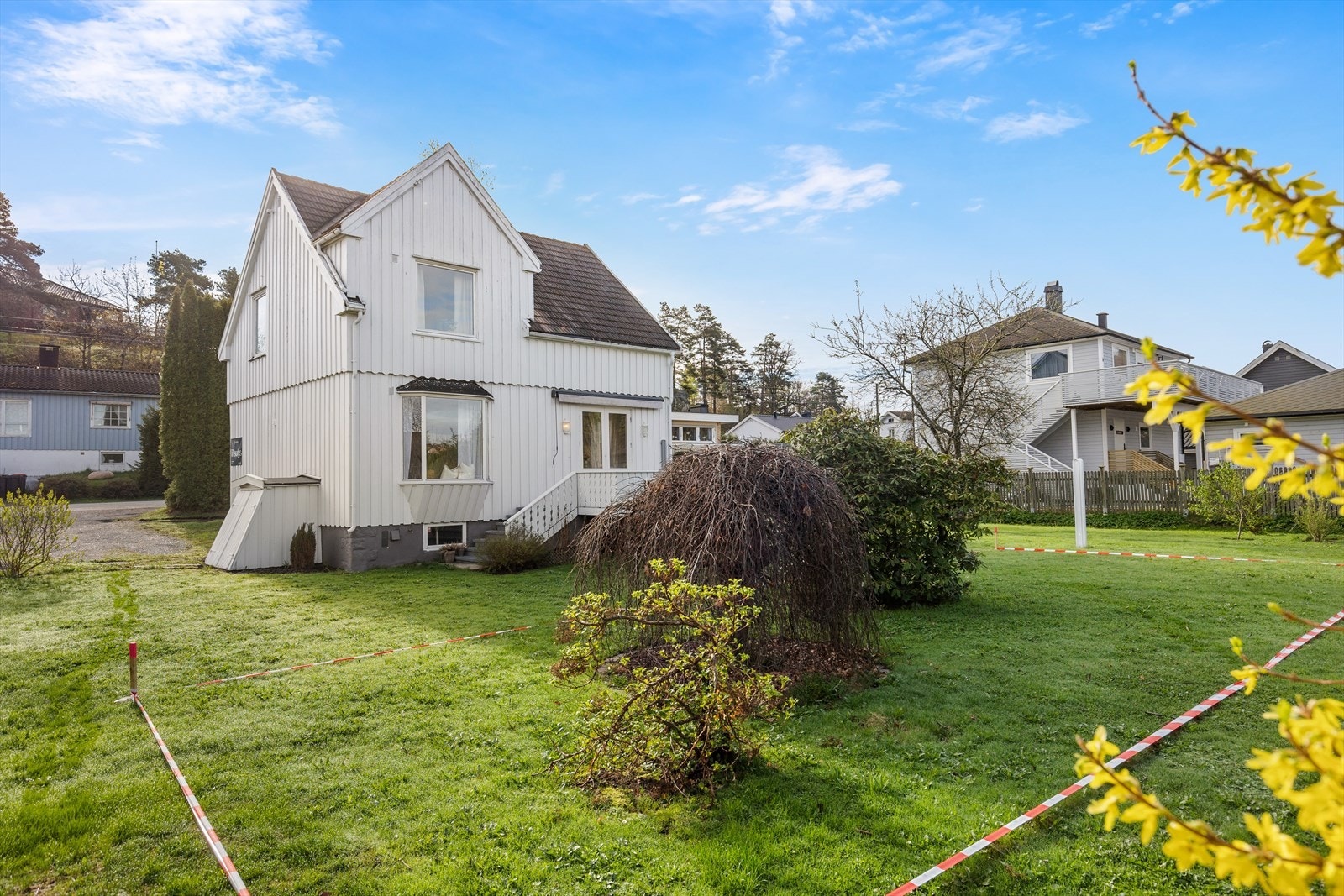 Det gjøres oppmerksom på at det avgrensede området på gresset er en ca. plasseringen for en ny enebolig som vil bli bygget på tomten. Galleribilde