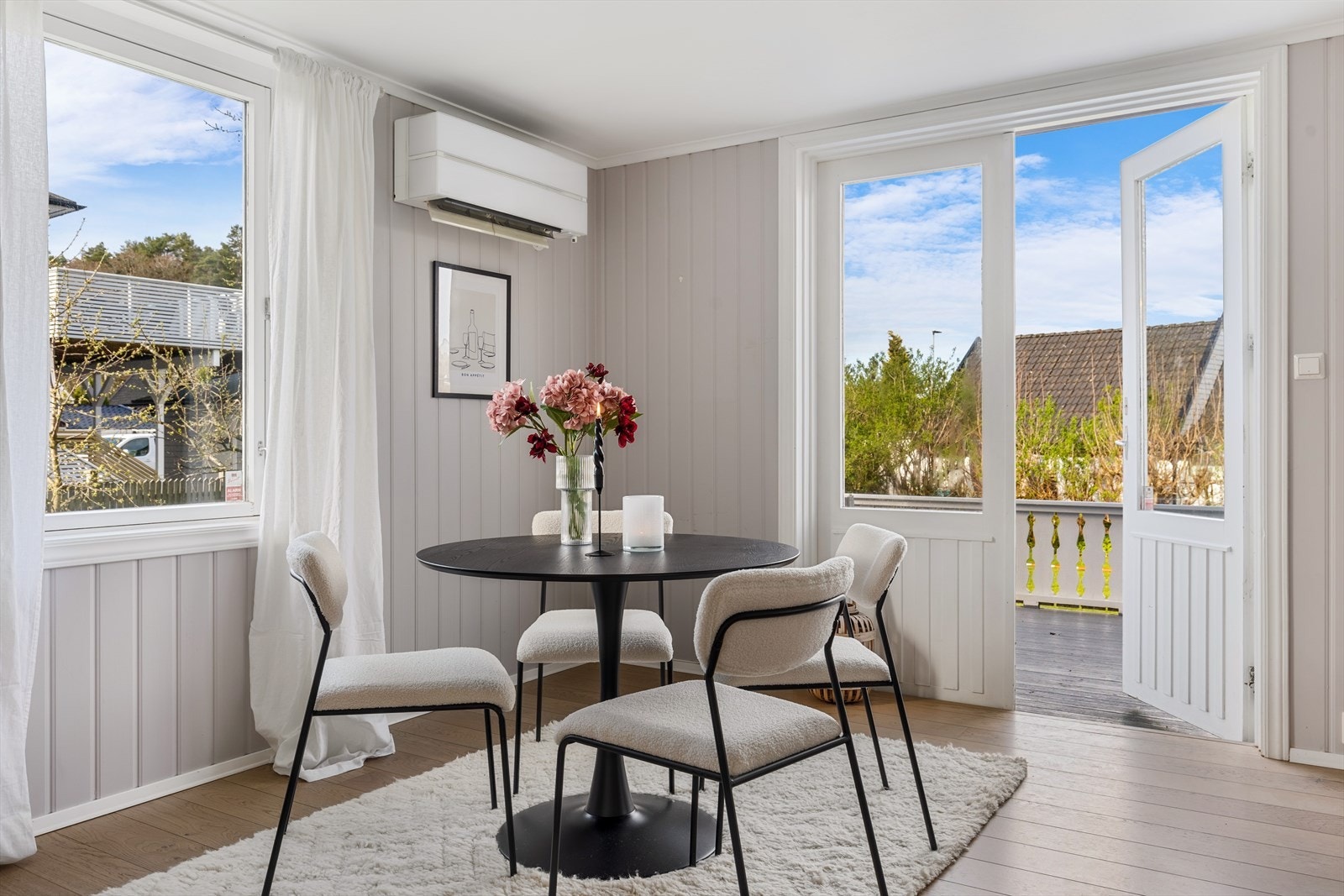 Spisestuen har plass til større møblementer så flere kan ta plass rundt bordet Galleribilde