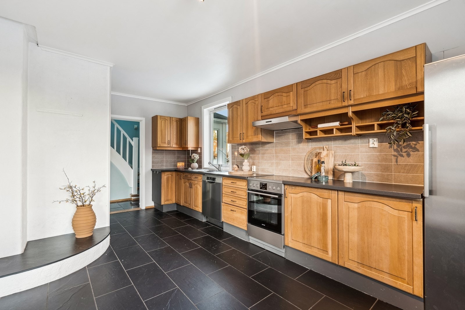 Kjøkken med god plass til å kokkelere Galleribilde