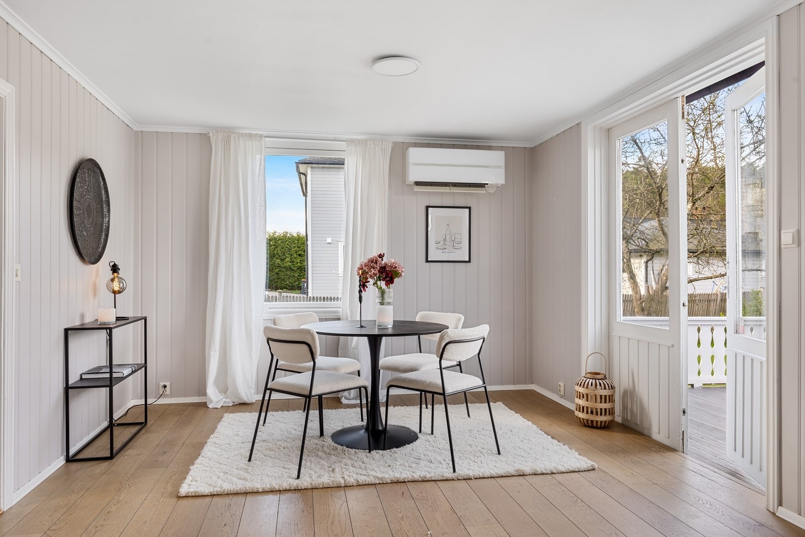 Minimalistisk gjør spisestuen ryddig og enkel å vaske Galleribilde