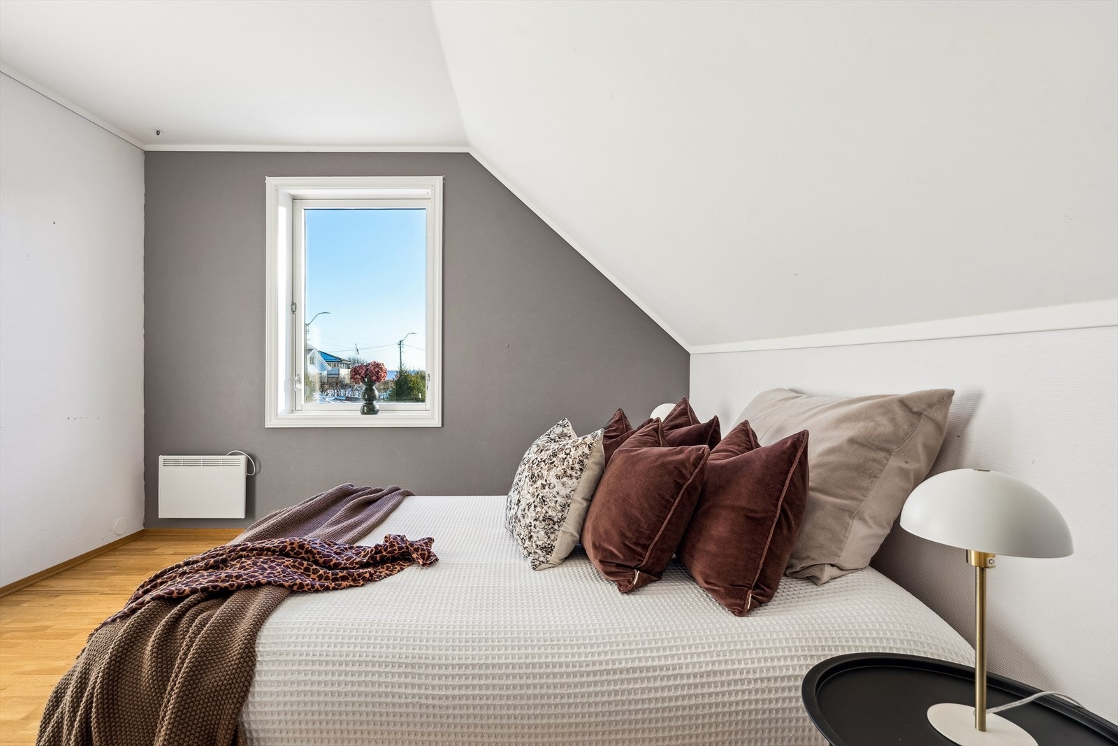 Skråtak i soverom nr 2 skaper god stemning Galleribilde
