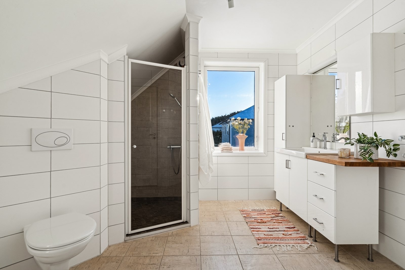 Overraskende mye plass på badet. Fin dusjnisje Galleribilde