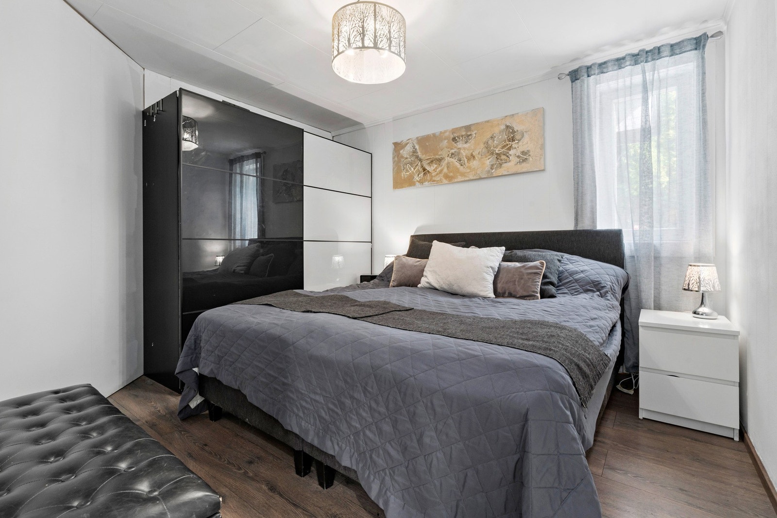 På soverommet i 1. etasje er det en romslig skyvedørsgarderobe. Galleribilde