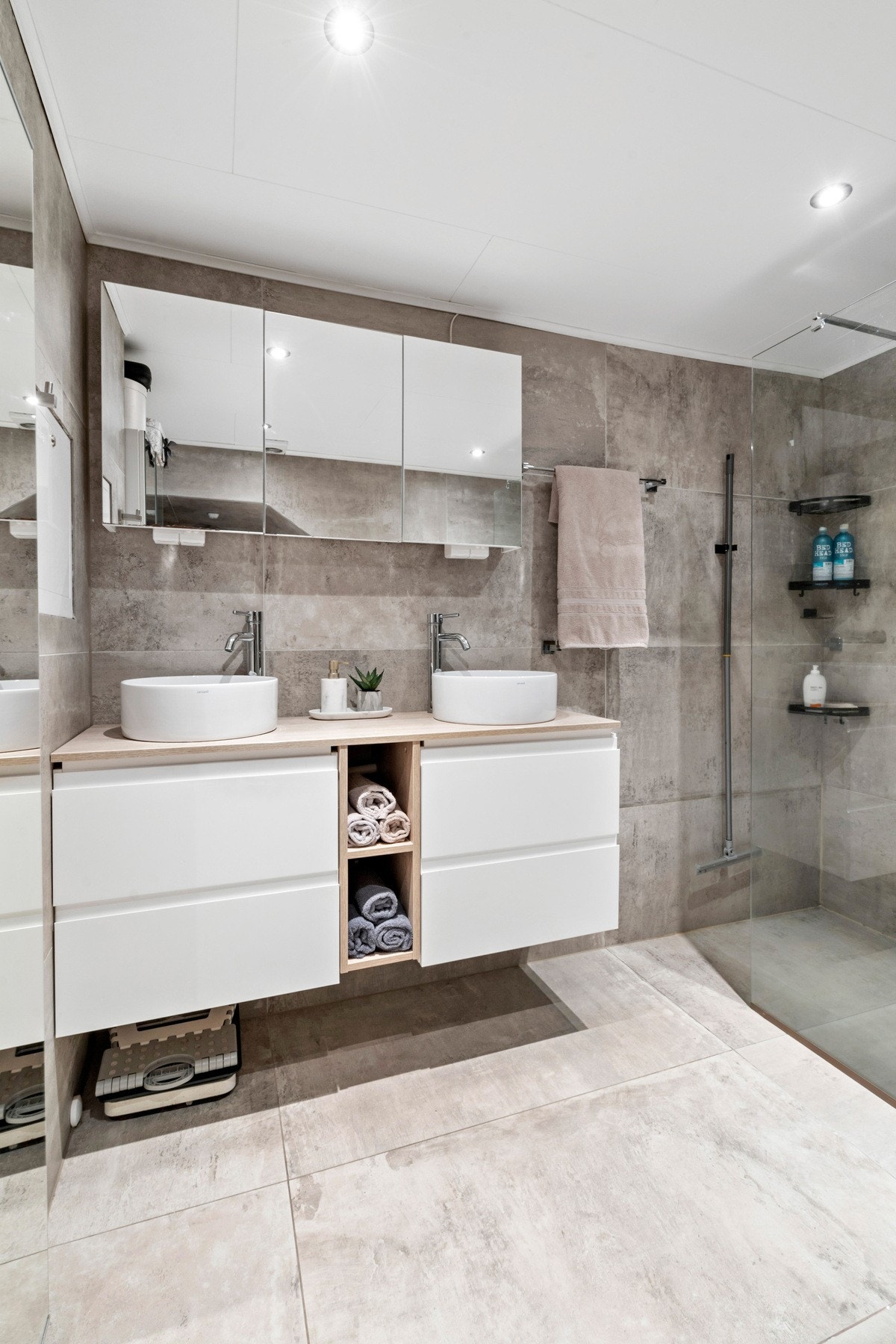 Det er god oppbevaringsplass i den moderne innredningen på badet i 1. etasje. Galleribilde