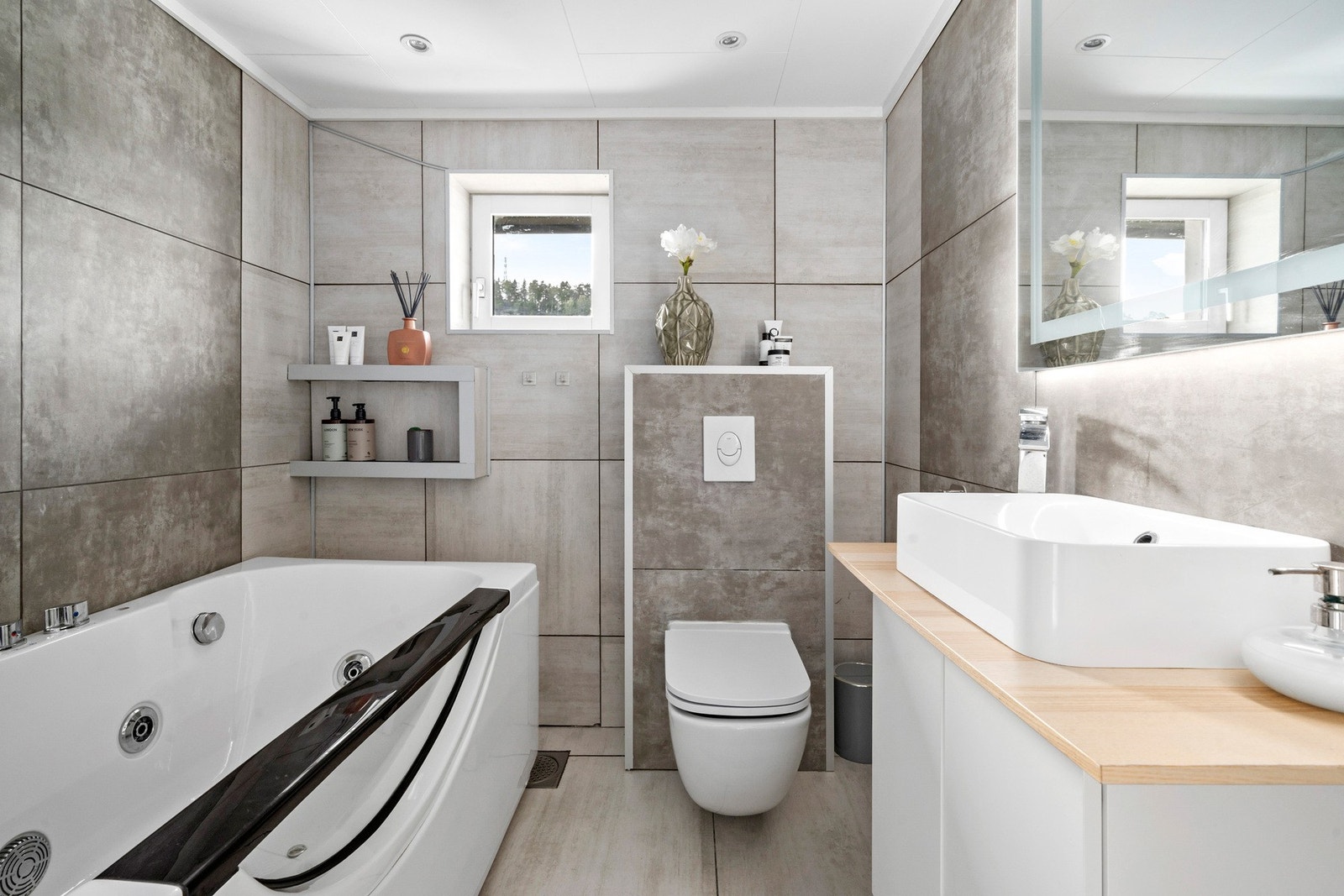 Badet i 2. etasje ble pusset opp i 2019, og fremstår som delikat og moderne. Galleribilde
