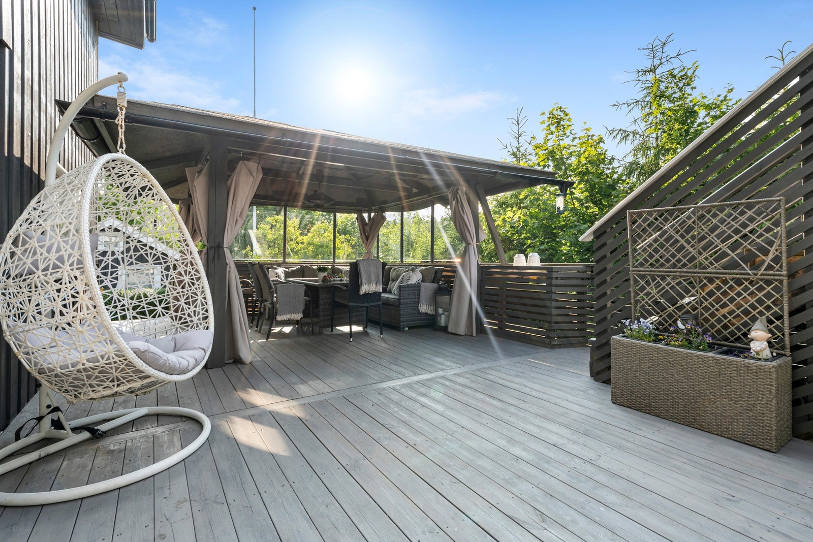 Stuen og kjøkkenet i 1. etasje har utgang til en nordvestvendt terrasse på ca. 57 kvm. Galleribilde