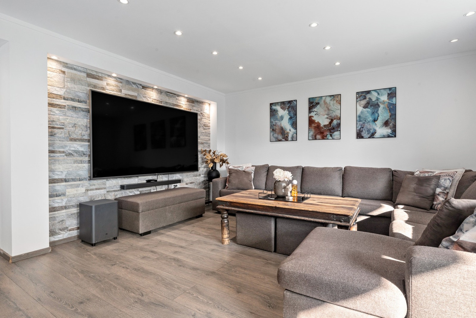 Stuen har stemningsfulle downlights i himlingen. Galleribilde