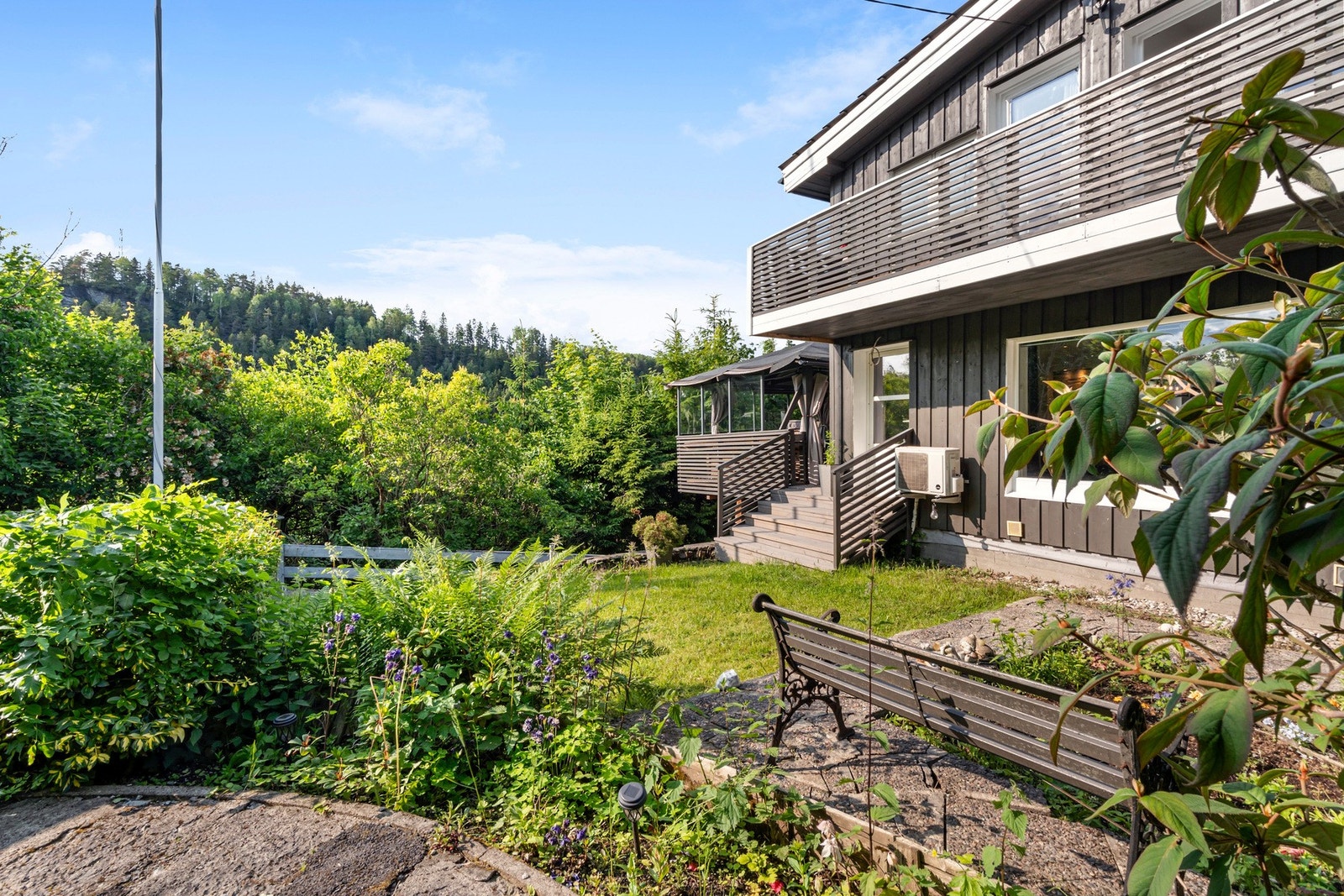 Hagen er frodig, fargerik og velstelt. Galleribilde