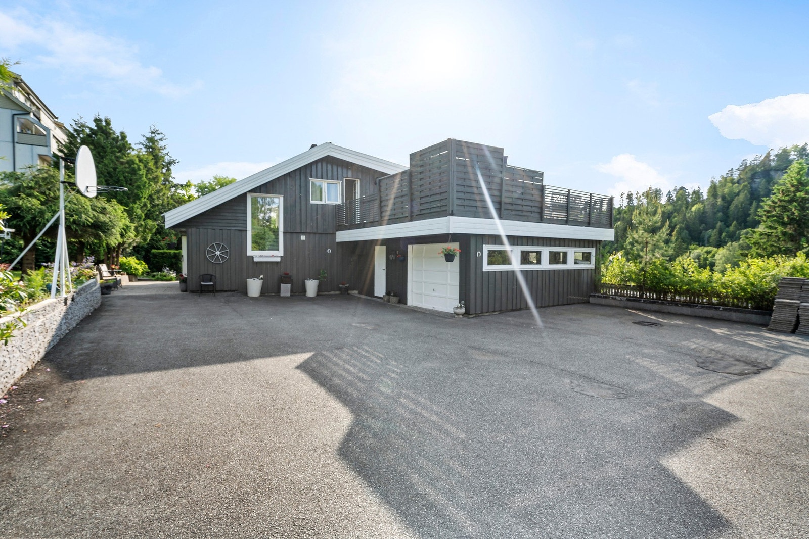 Det er parkering i en tilliggende enkelgarasje og på en stor, asfaltert gårdsplass. Galleribilde
