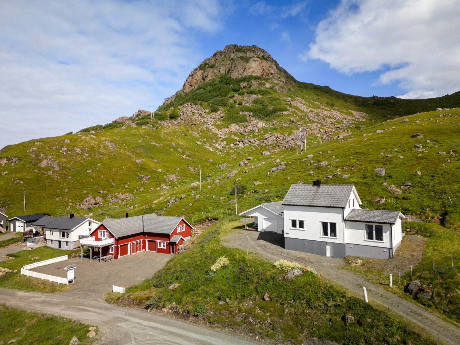Fra boligen er det kun kort vei til den populære "Dronningruta" - en fjelltur fra Nyksund til Stø Galleribilde