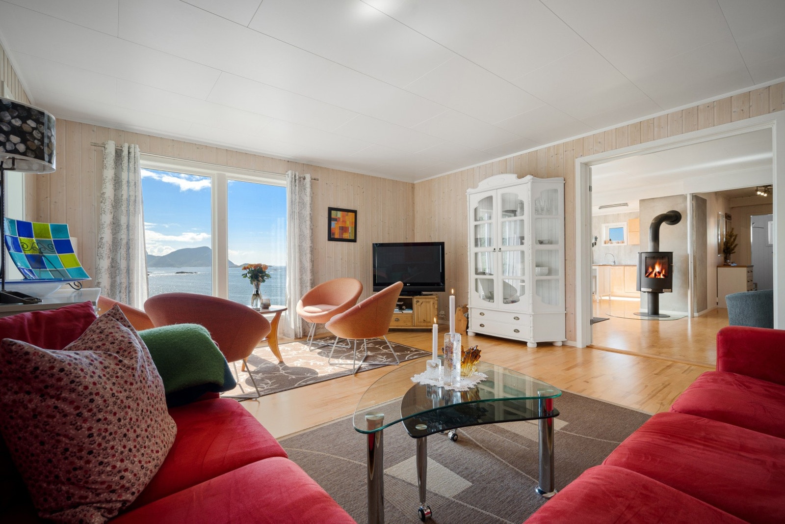 Lys og luftig stue med store vindusflater Galleribilde